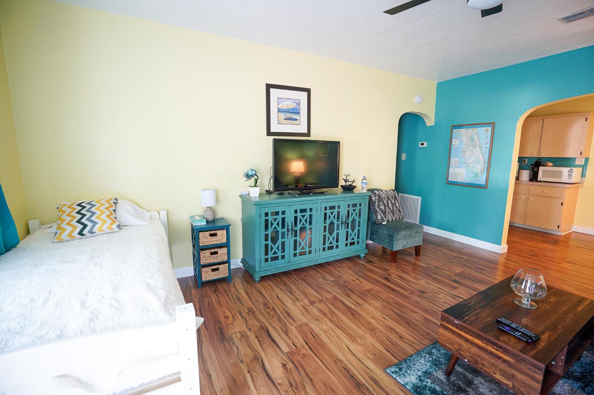 One-Bedroom Apartment - Photo 2