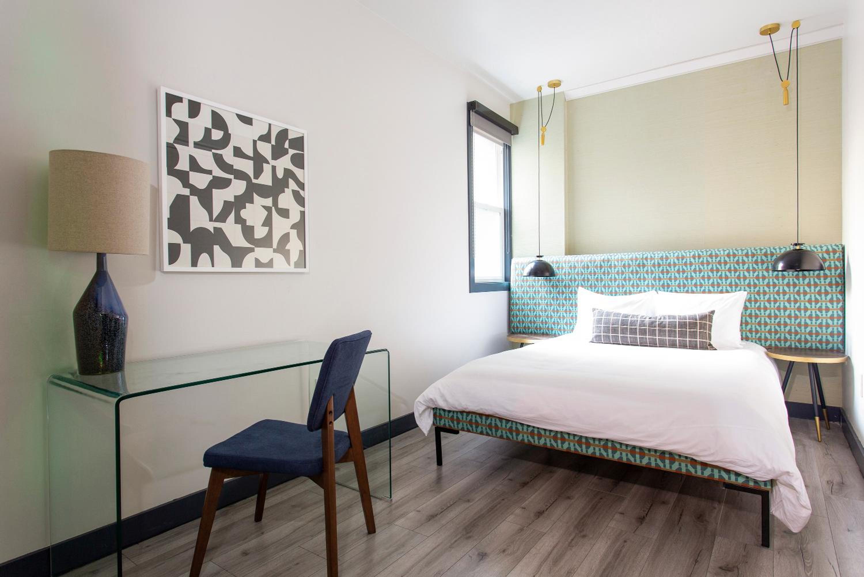 Deluxe Queen Suite