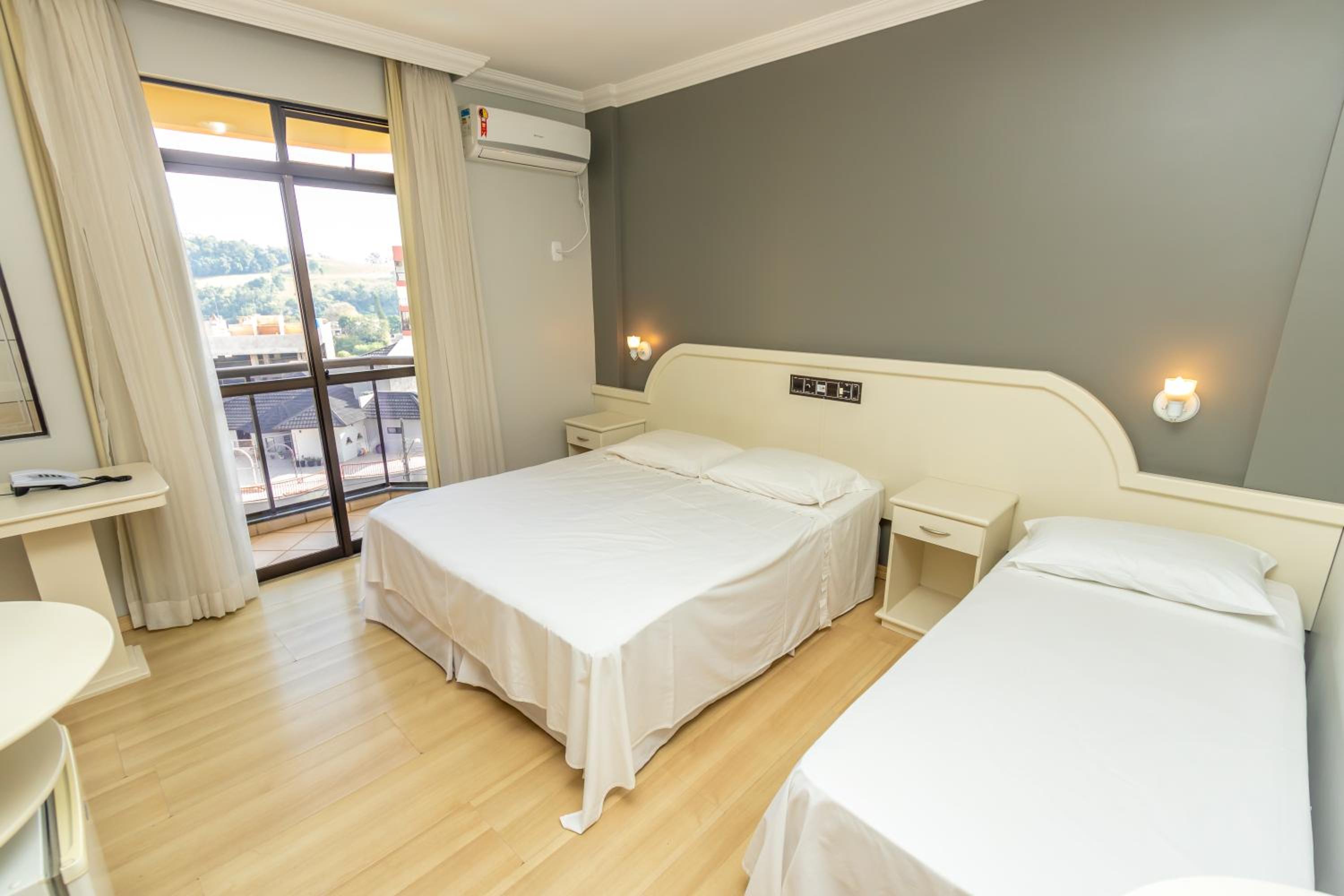 Deluxe Room with Bath photo 3