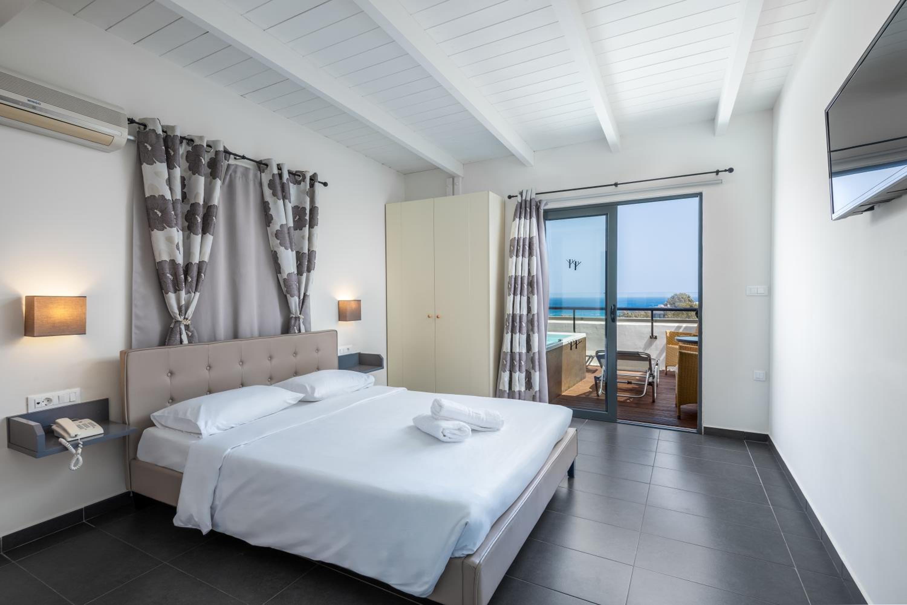 Suite with Openair Jacuzzi (or Whirlpool/ Hot Tub) photo 3