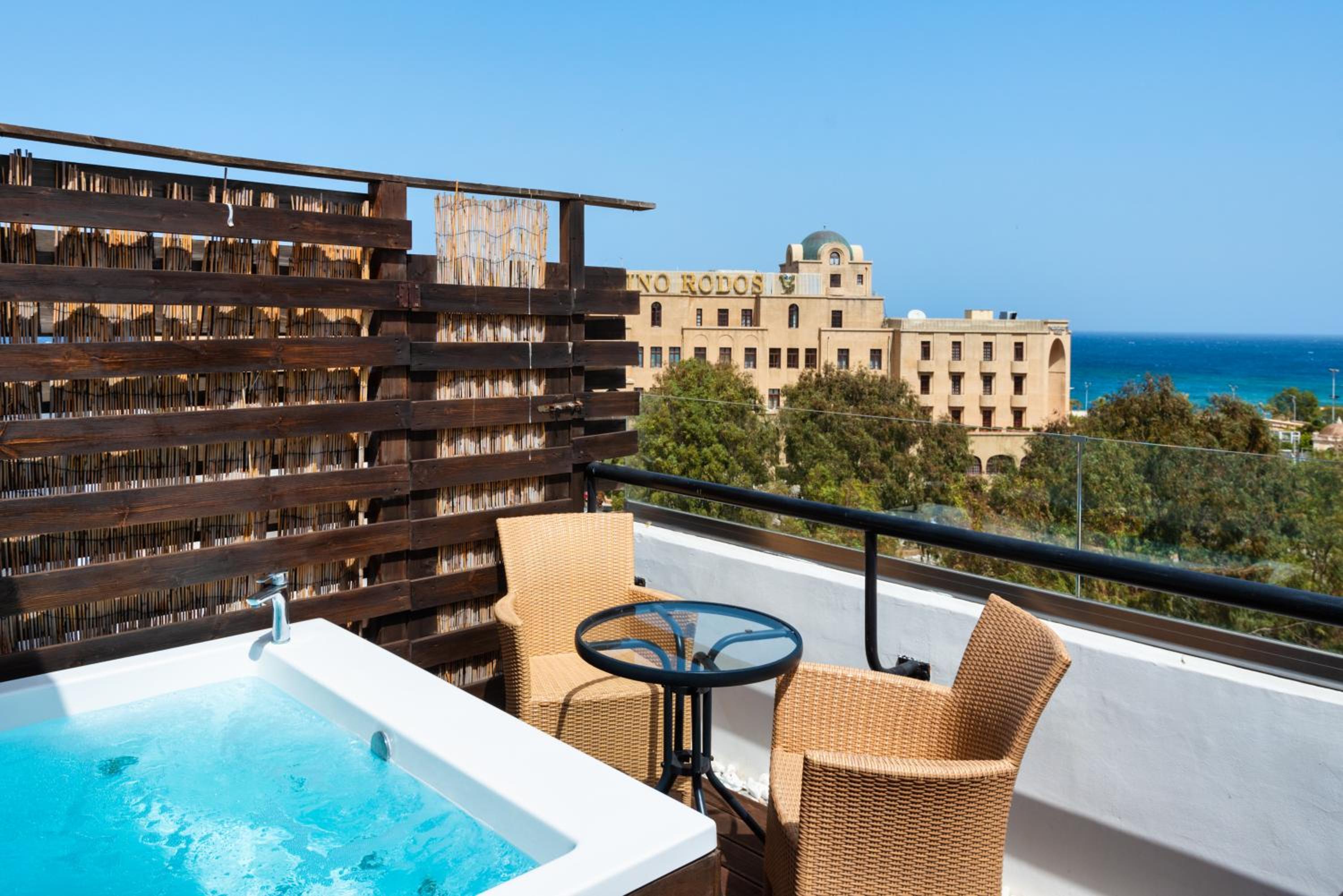 Suite with Openair Jacuzzi (or Whirlpool/ Hot Tub) photo 2