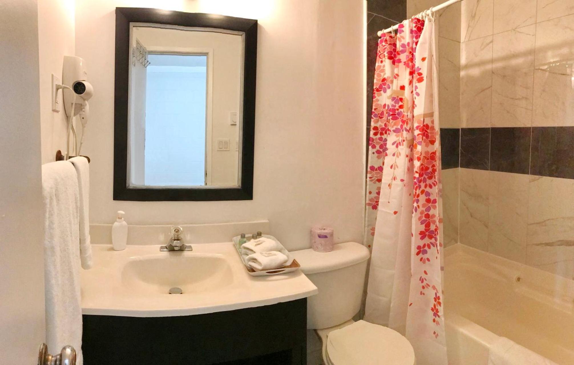 Executive Queen Room with Two Queen Beds - Photo 8