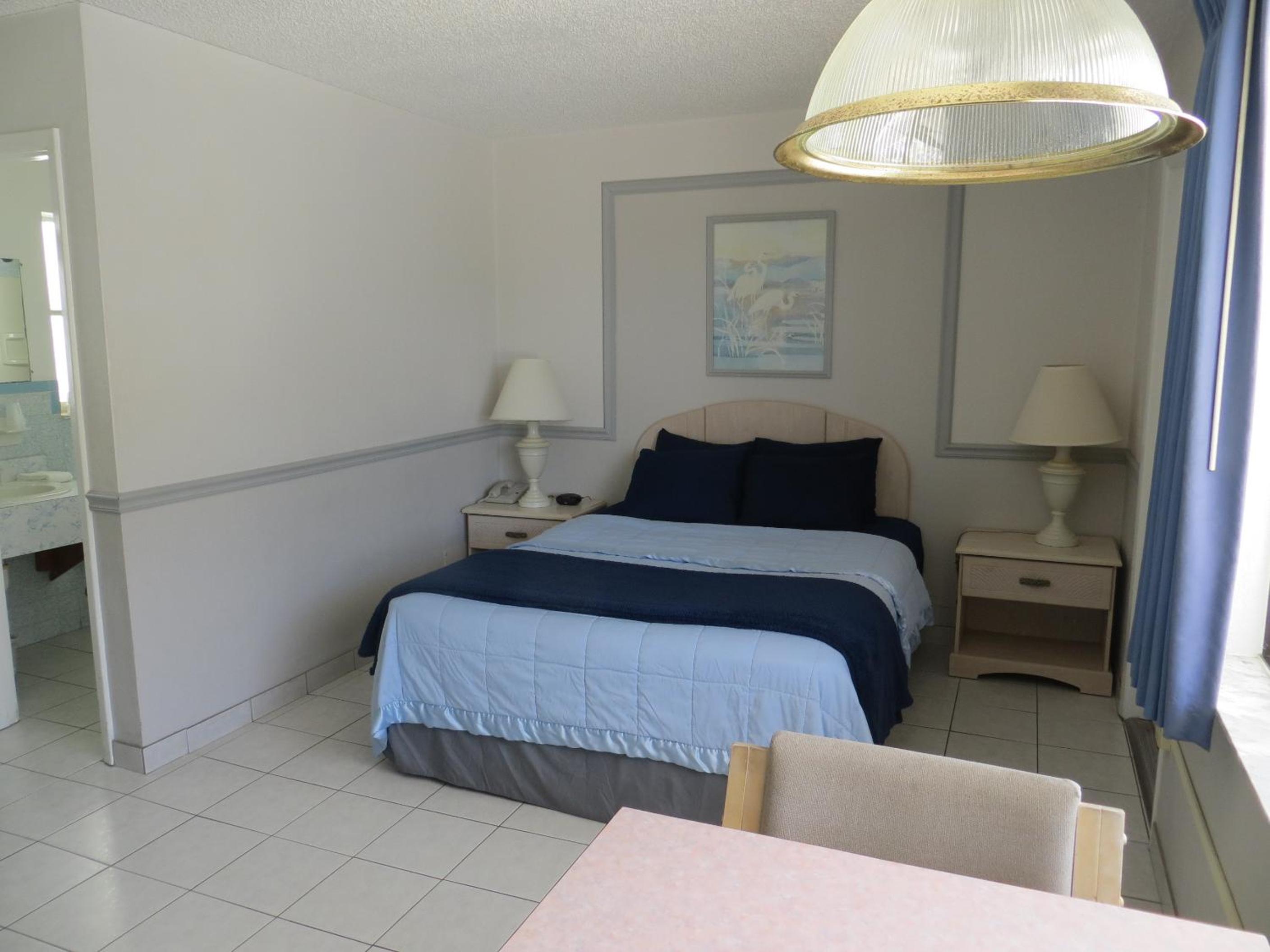 Standard Room with One Queen Bed photo 1