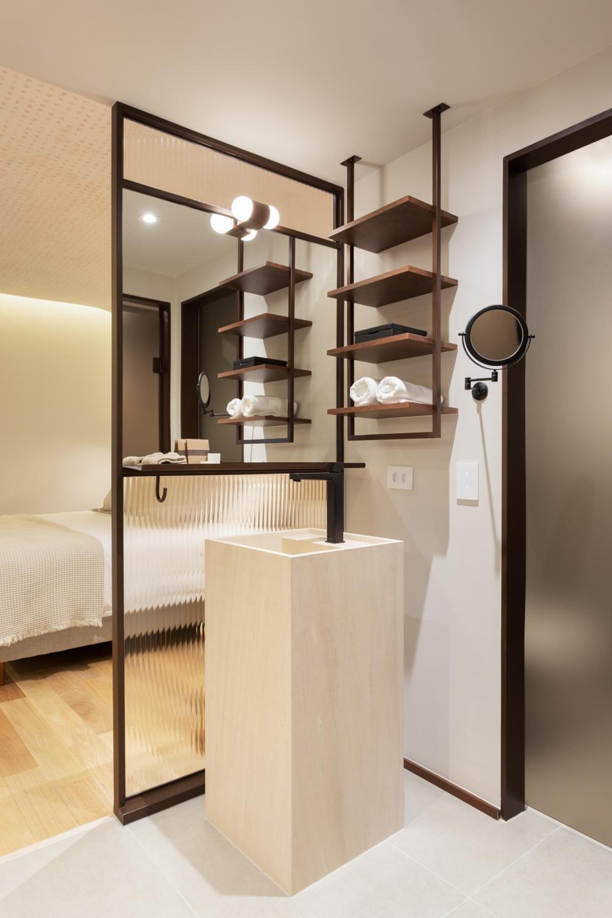 Deluxe King Room - Photo 2