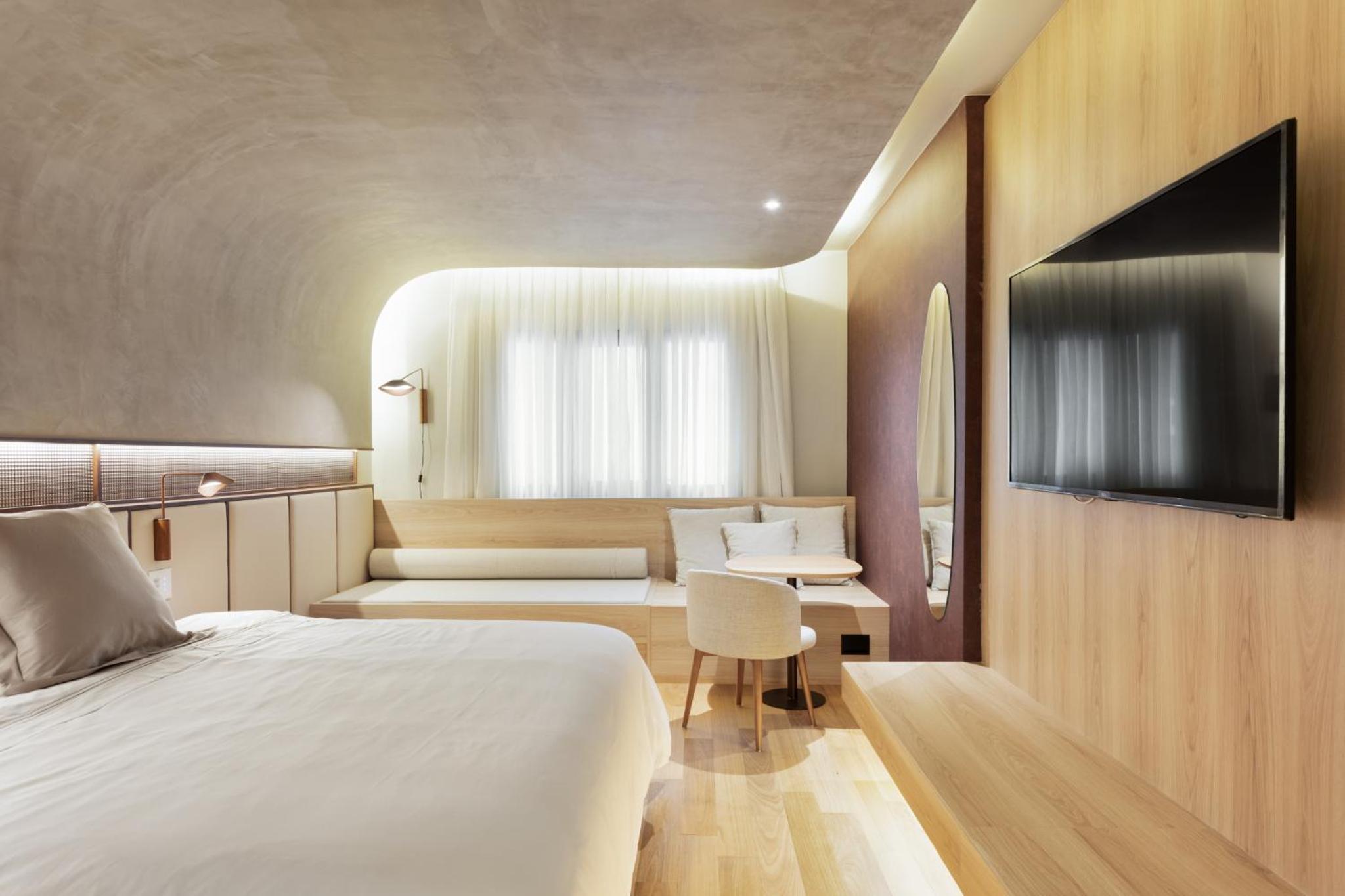 Deluxe King Room - Photo 1
