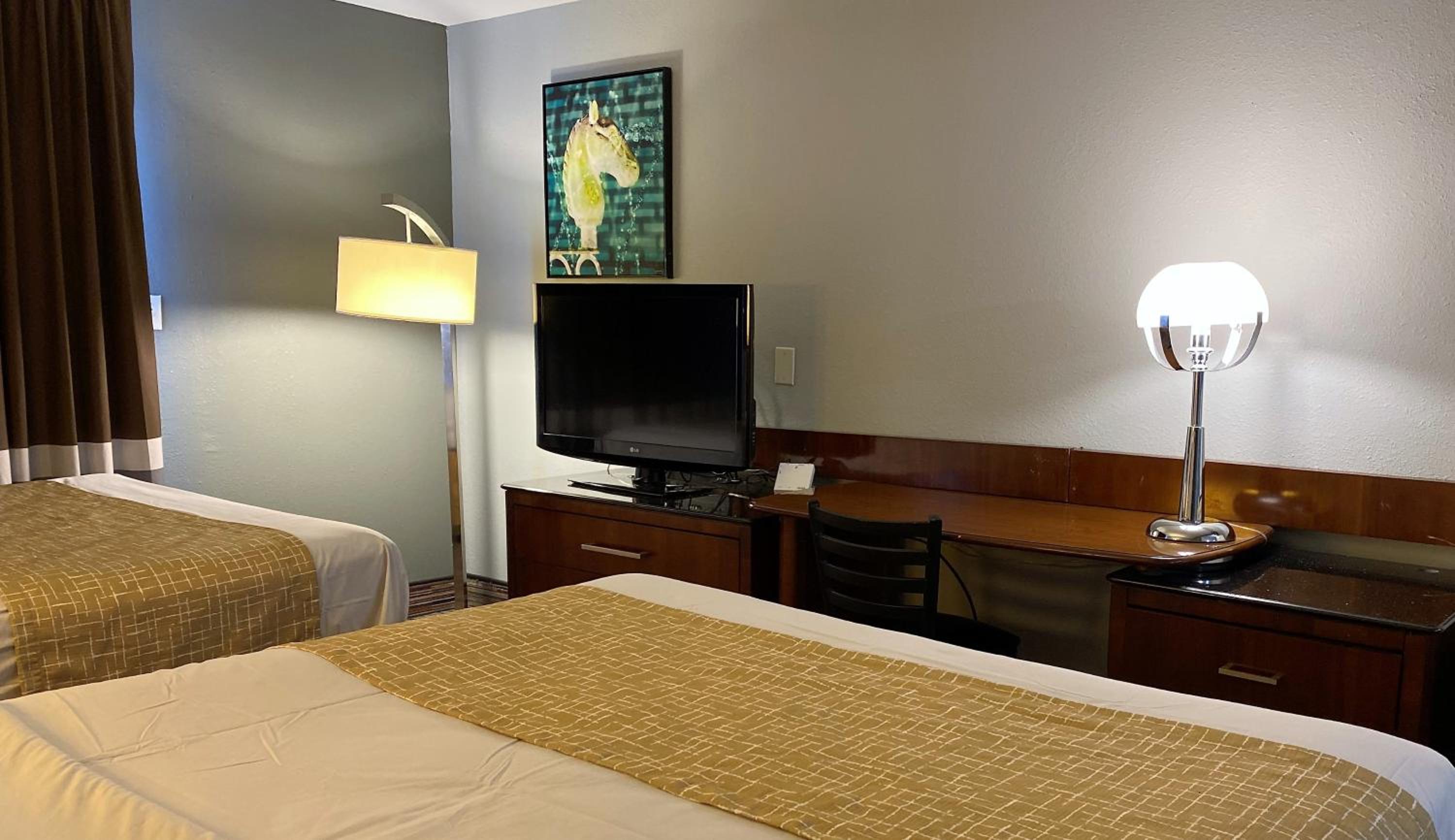 Queen Room with Two Queen Beds - Non-Smoking - Photo 6