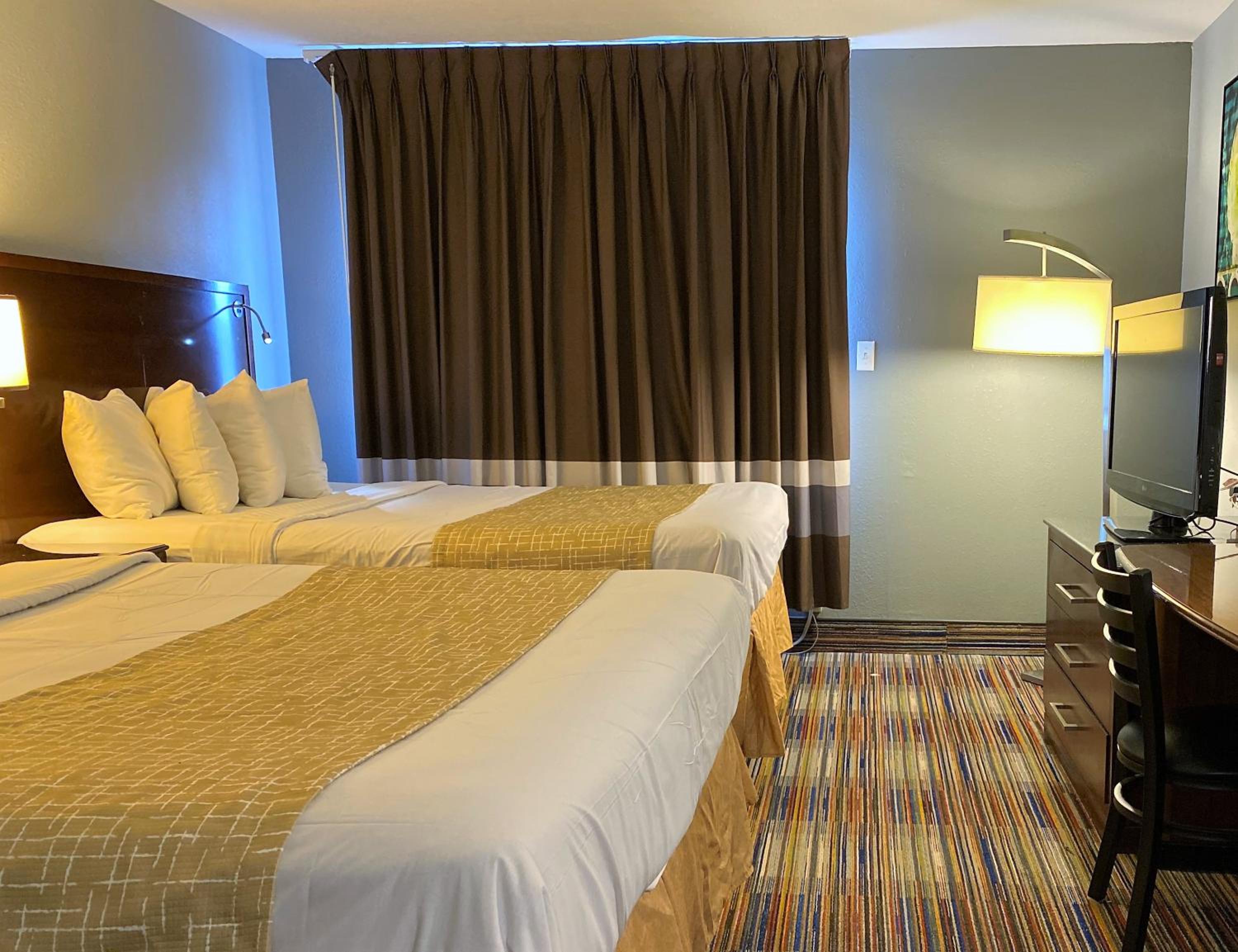Queen Room with Two Queen Beds - Non-Smoking - Photo 7
