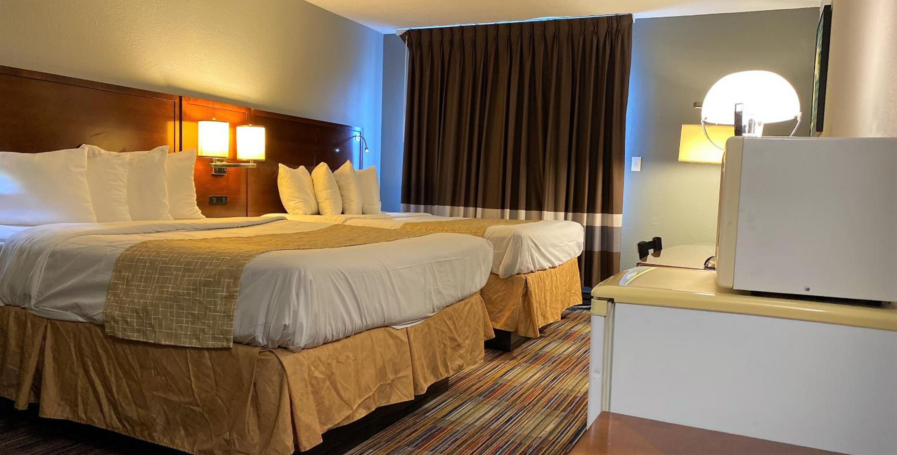 Queen Room with Two Queen Beds - Non-Smoking - Photo 8