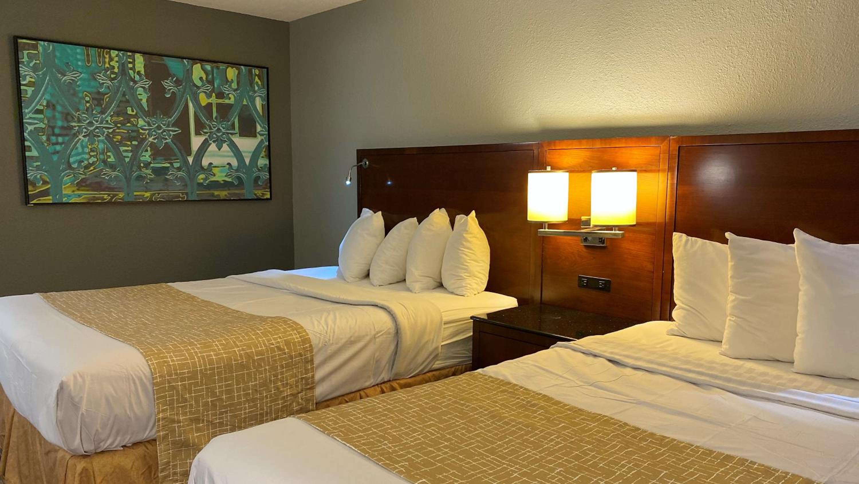 Queen Room with Two Queen Beds - Non-Smoking - Photo 9