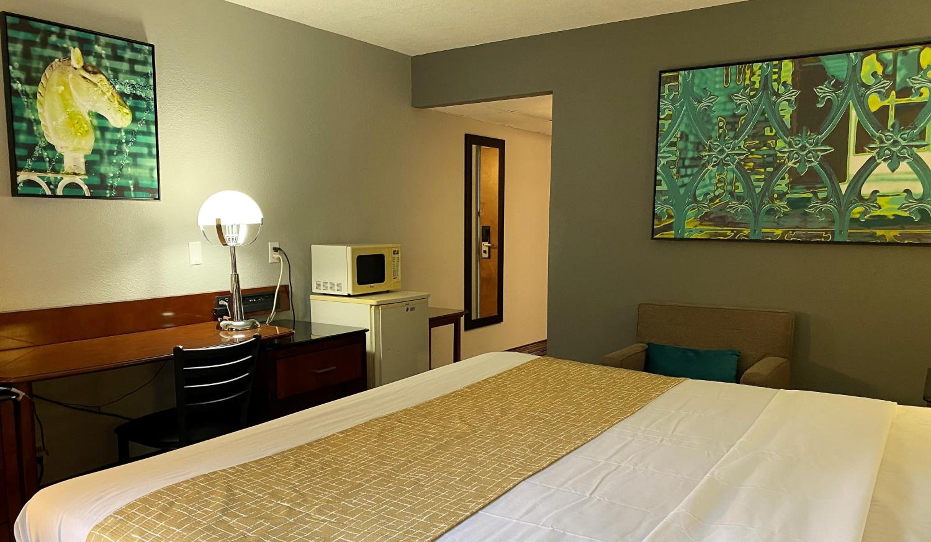 King Room - Non-Smoking - Photo 9