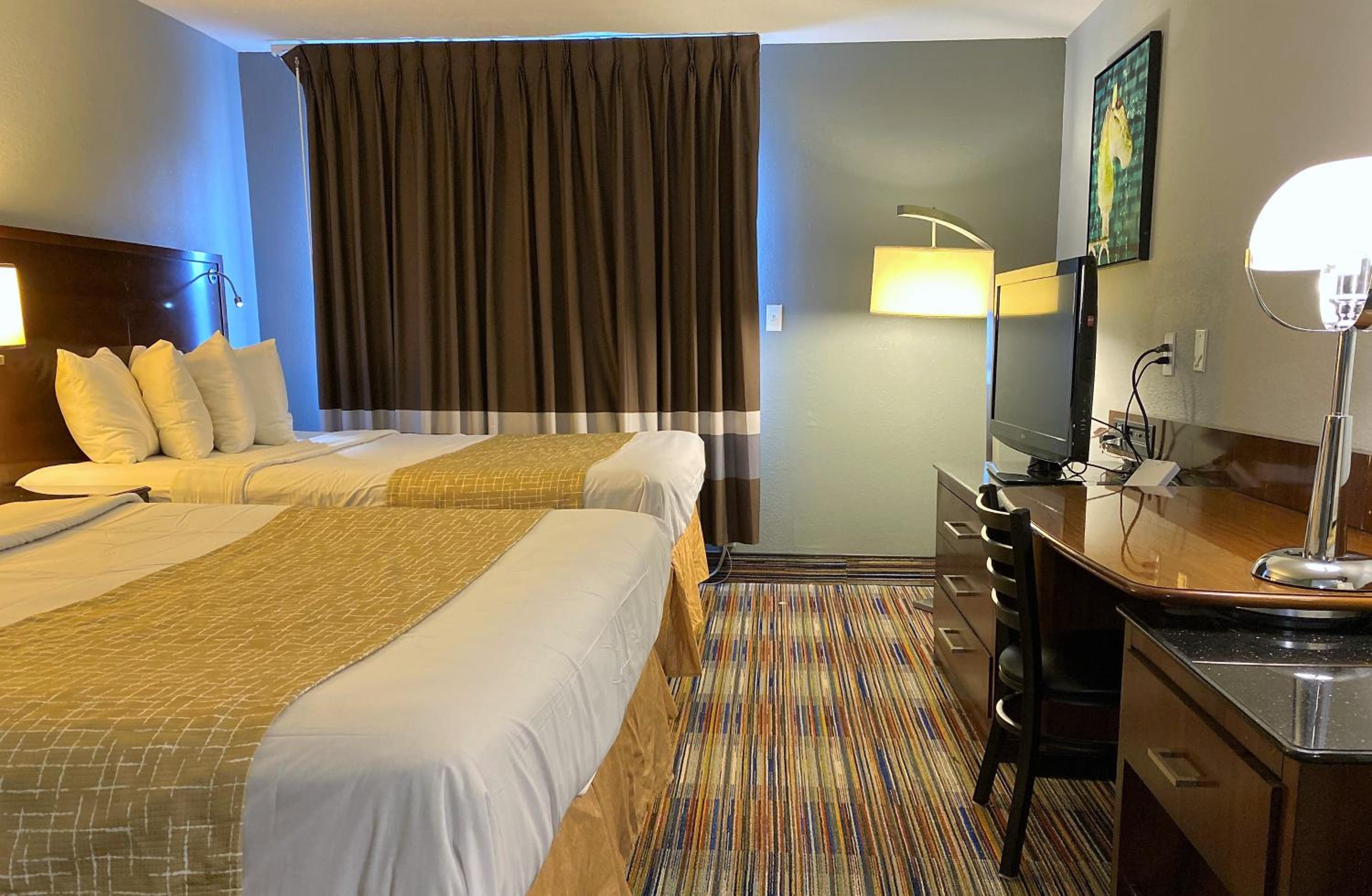 Queen Room with Two Queen Beds - Non-Smoking - Photo 12