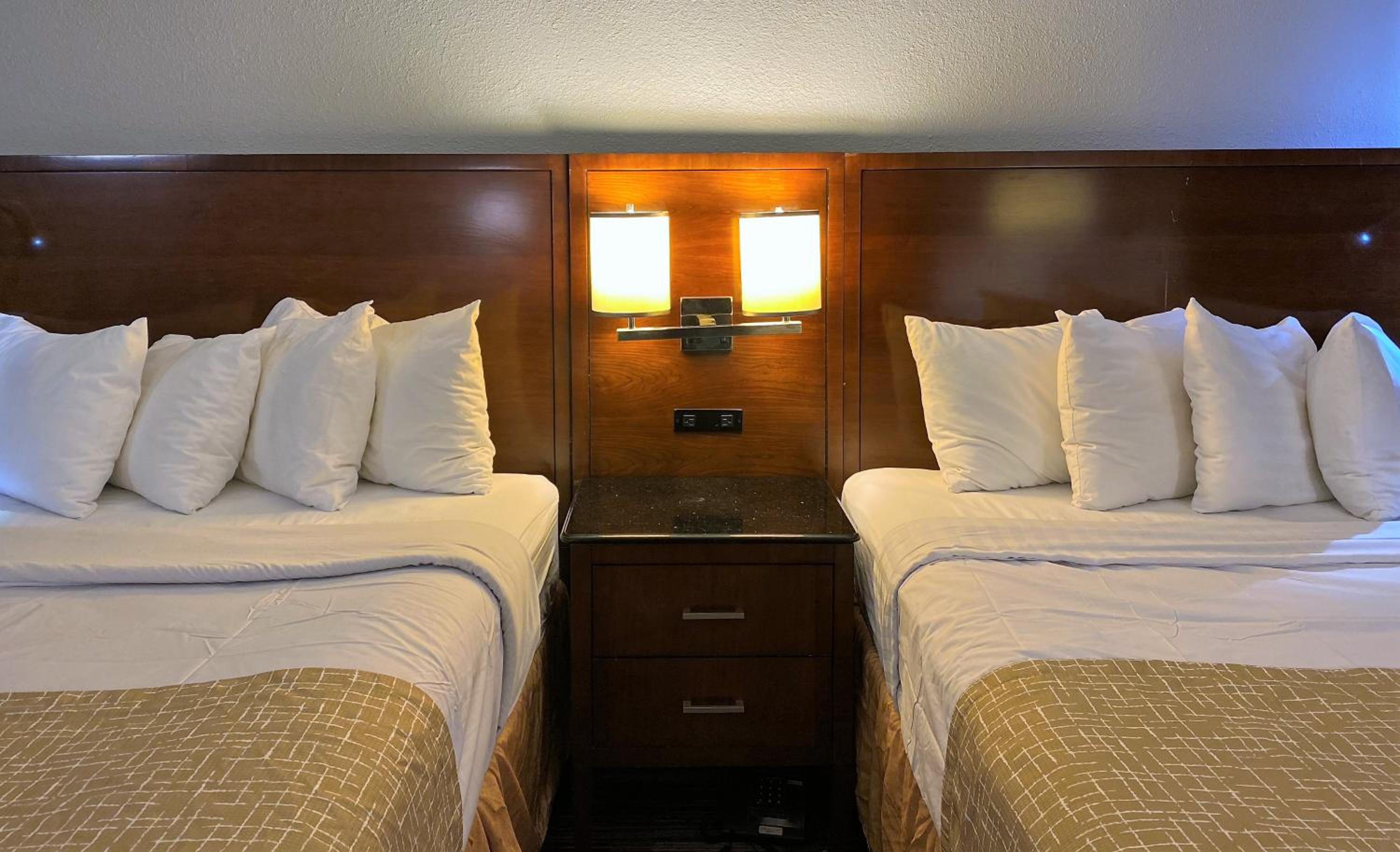 Queen Room with Two Queen Beds - Non-Smoking - Photo 13