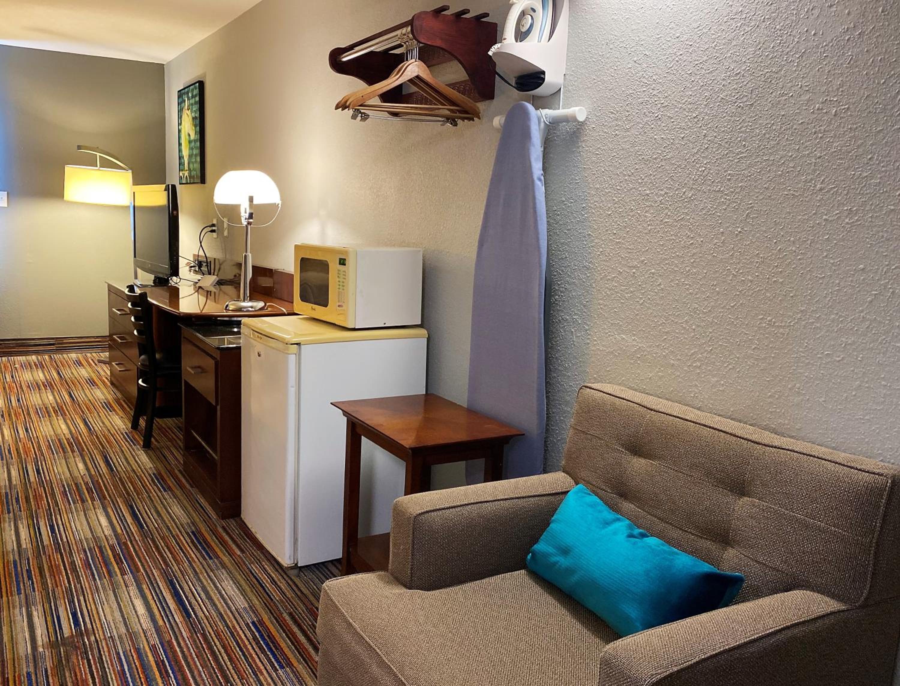 King Room - Non-Smoking - Photo 4
