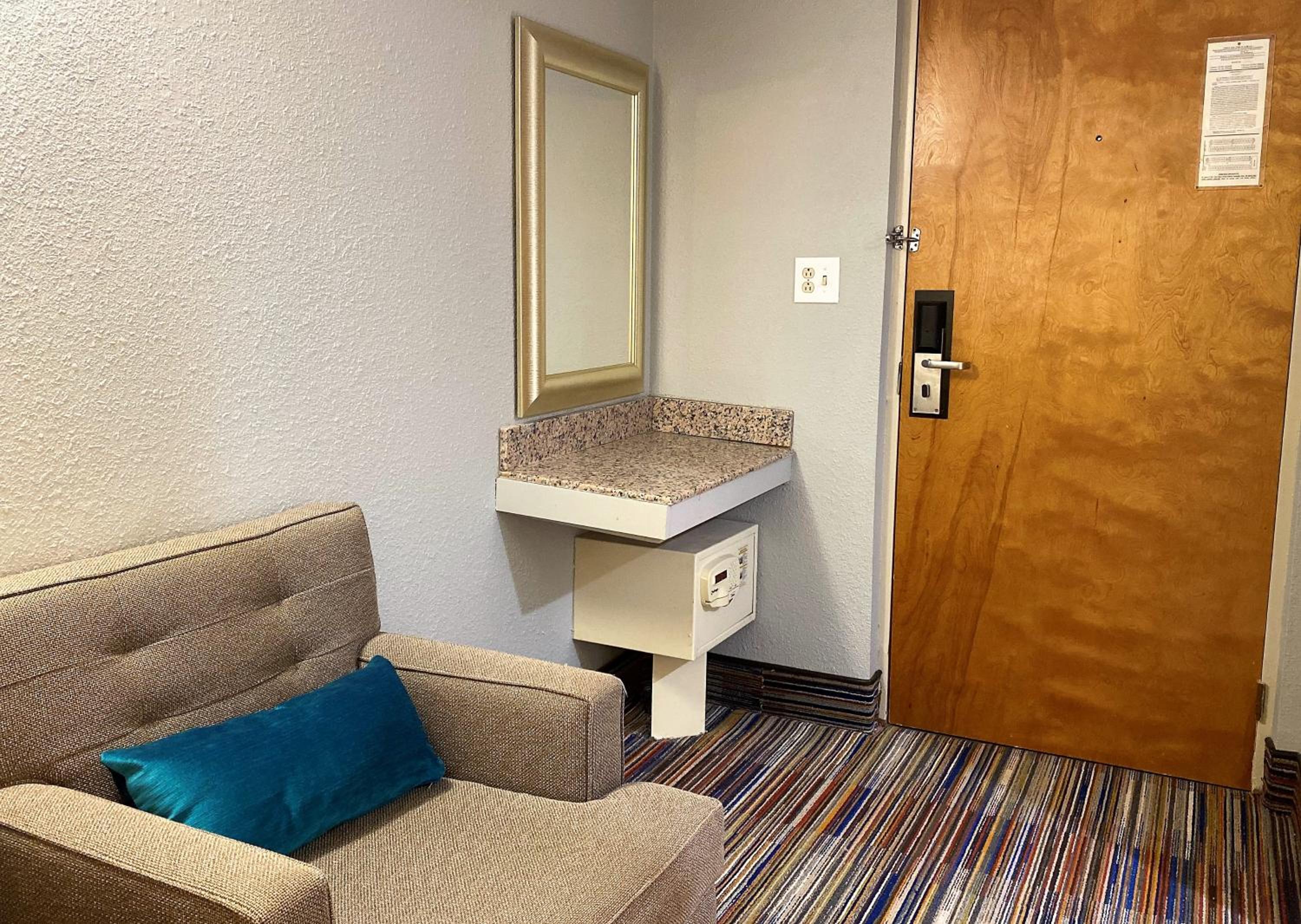 King Room - Non-Smoking - Photo 3