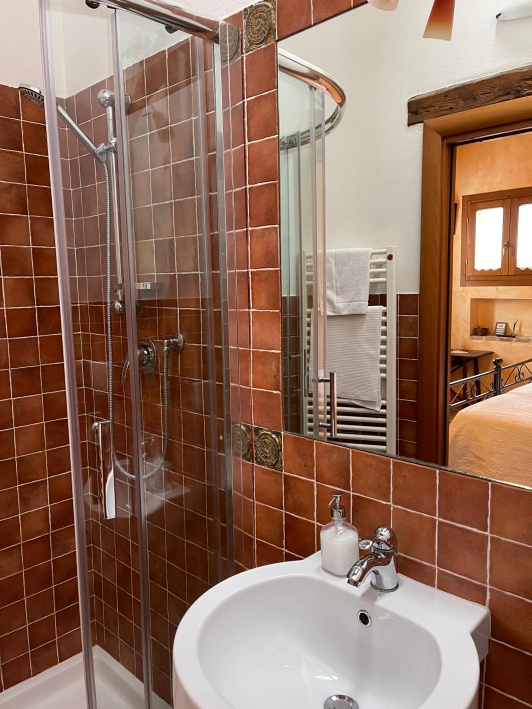 Double or Twin Room - Photo 8