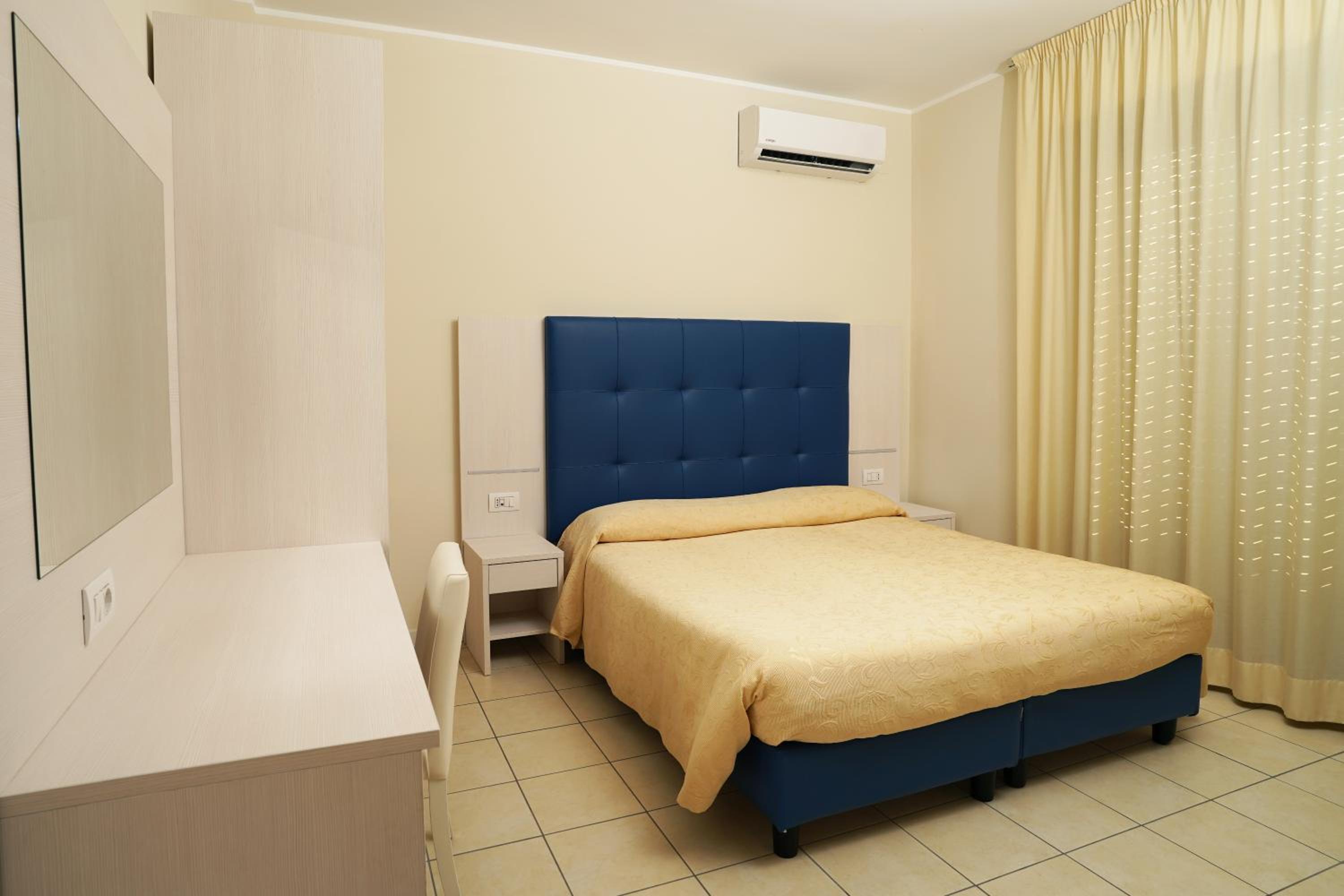 Double or Twin Room - Photo 6