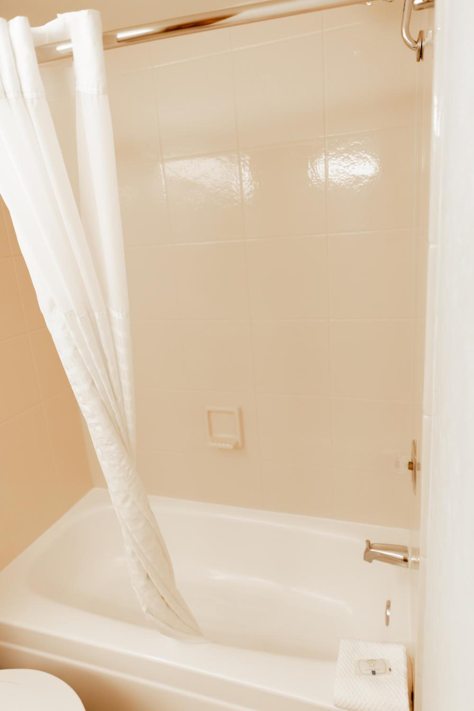 King Room - Non-Smoking - Photo 8