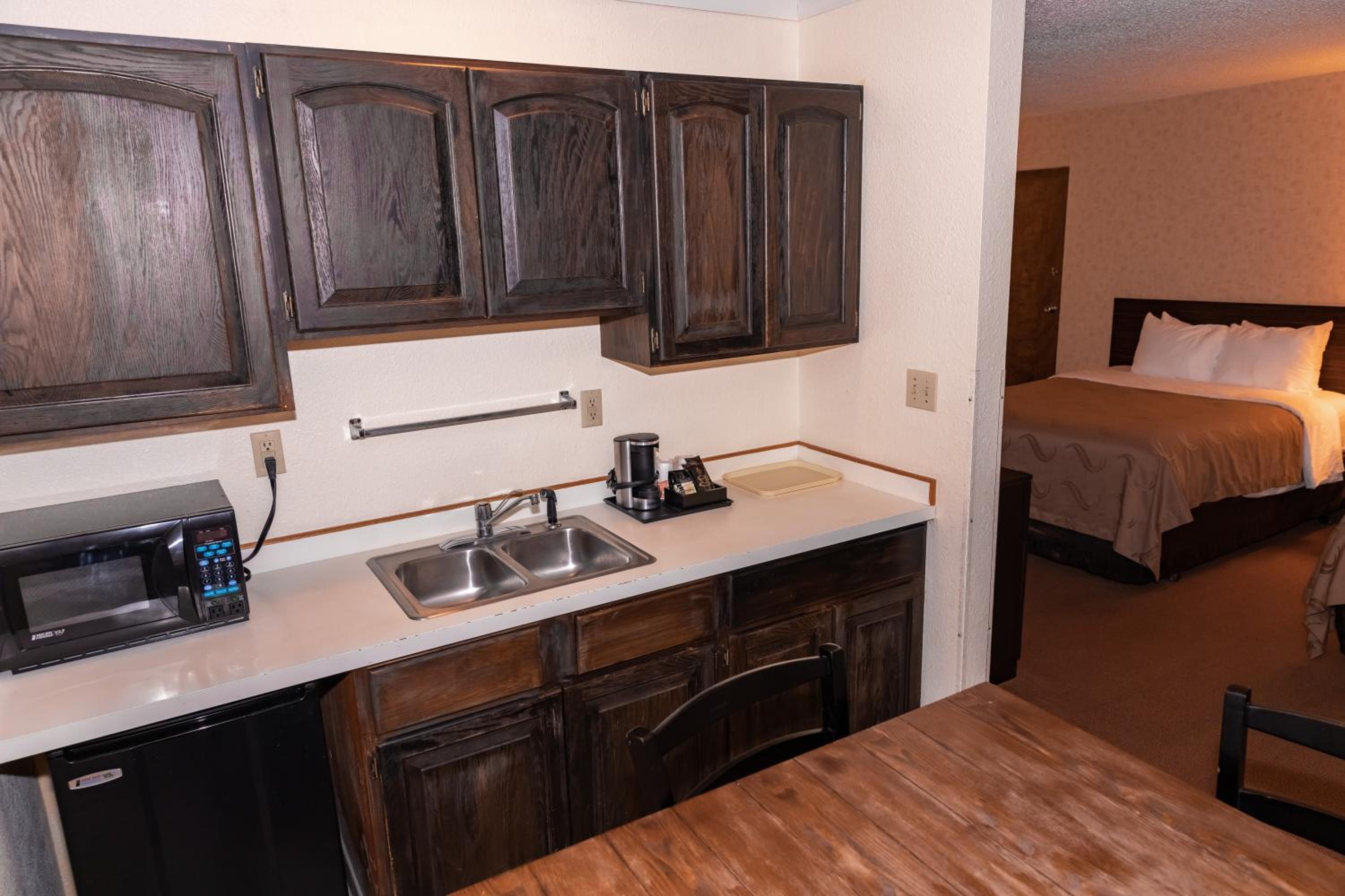 King Room - Non-Smoking - Photo 7