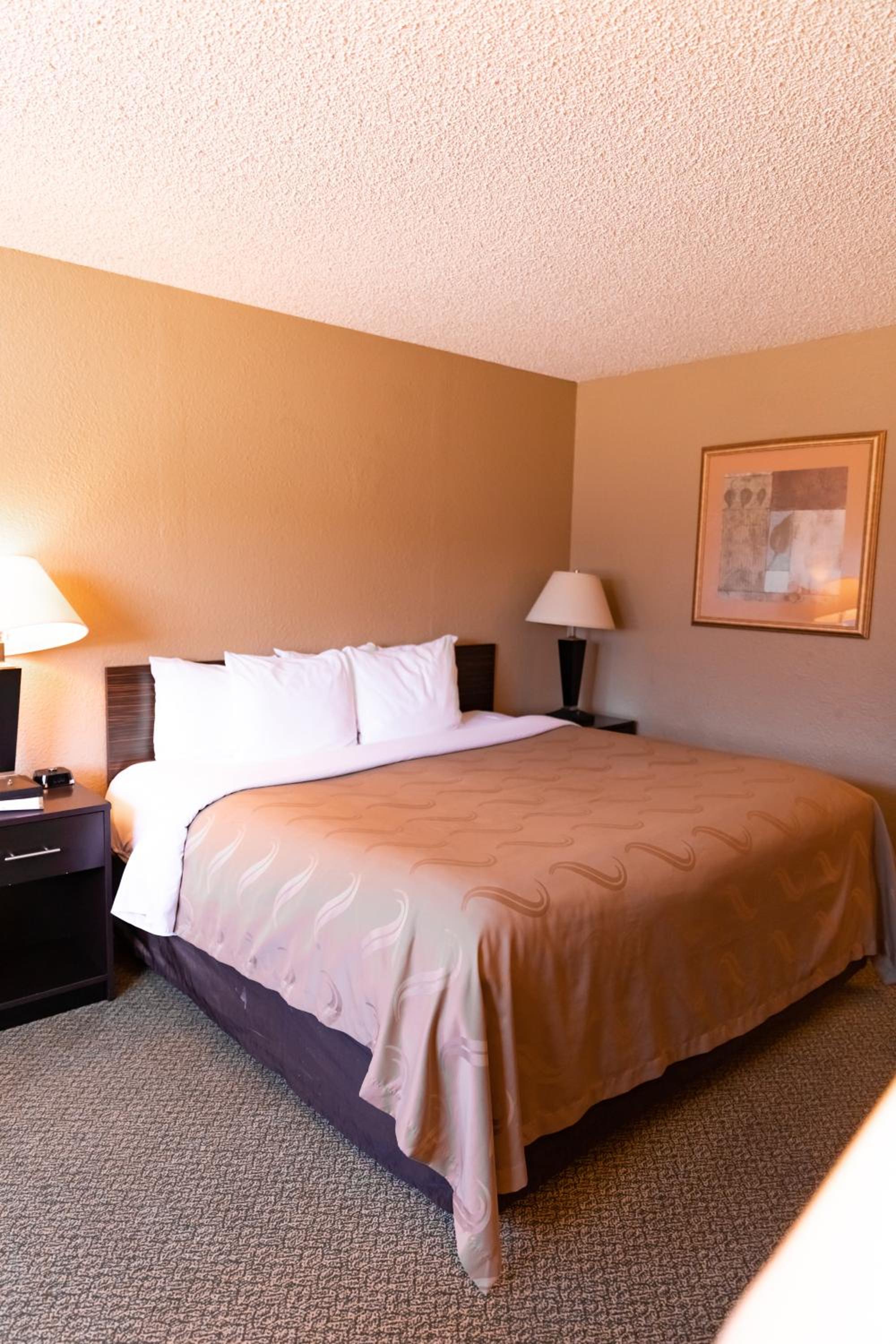 King Room - Non-Smoking - Photo 1