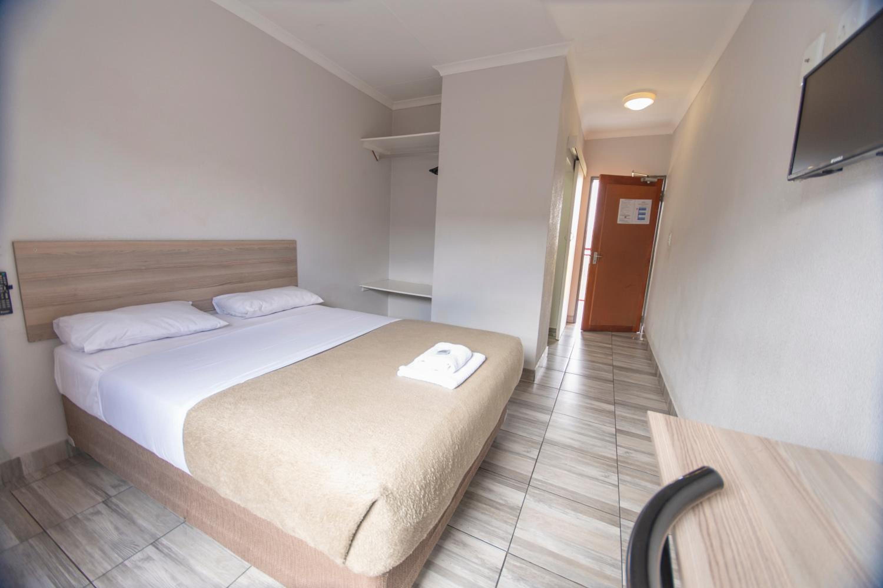 Standard Double Room - Photo 8