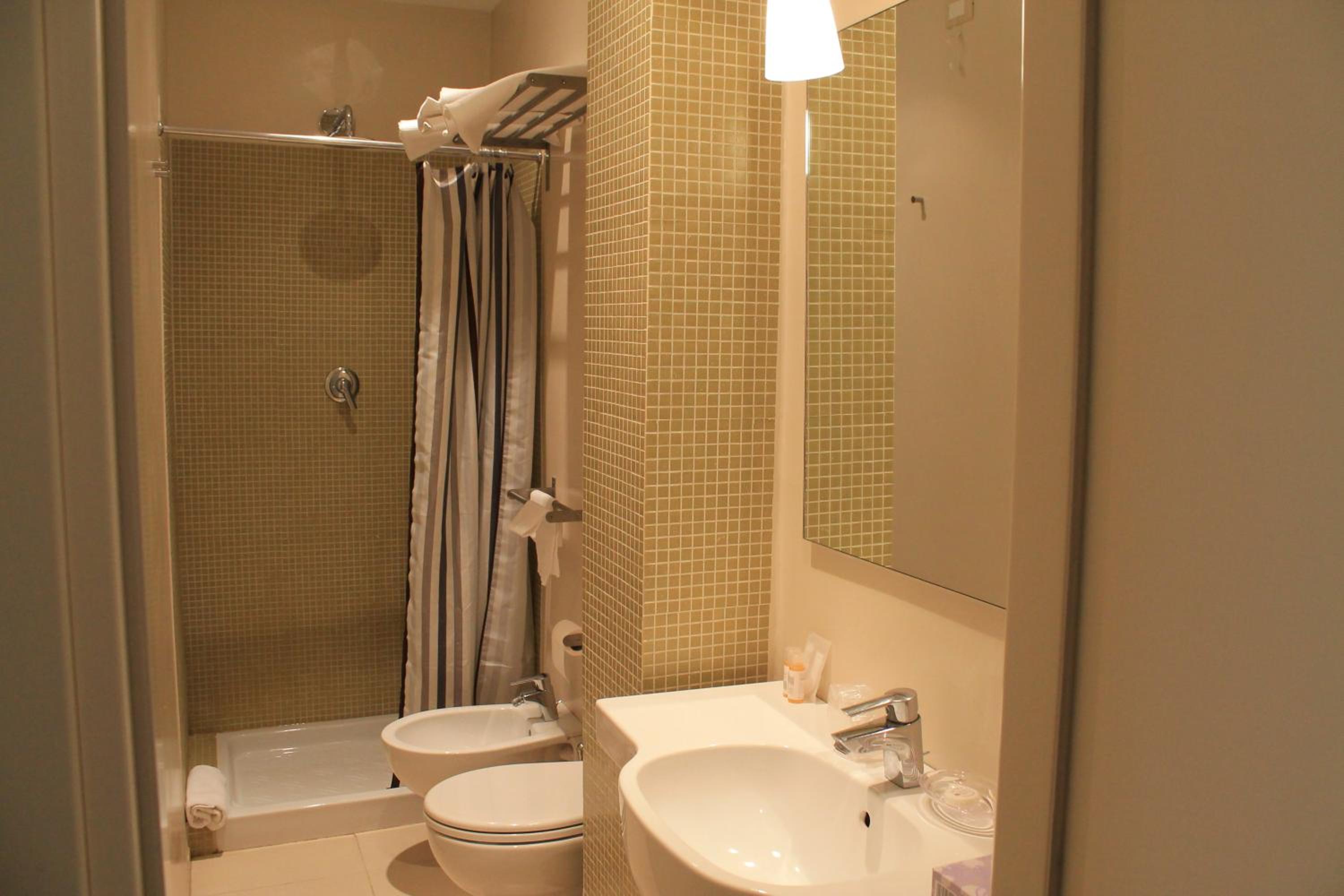 Quadruple Room - Photo 8