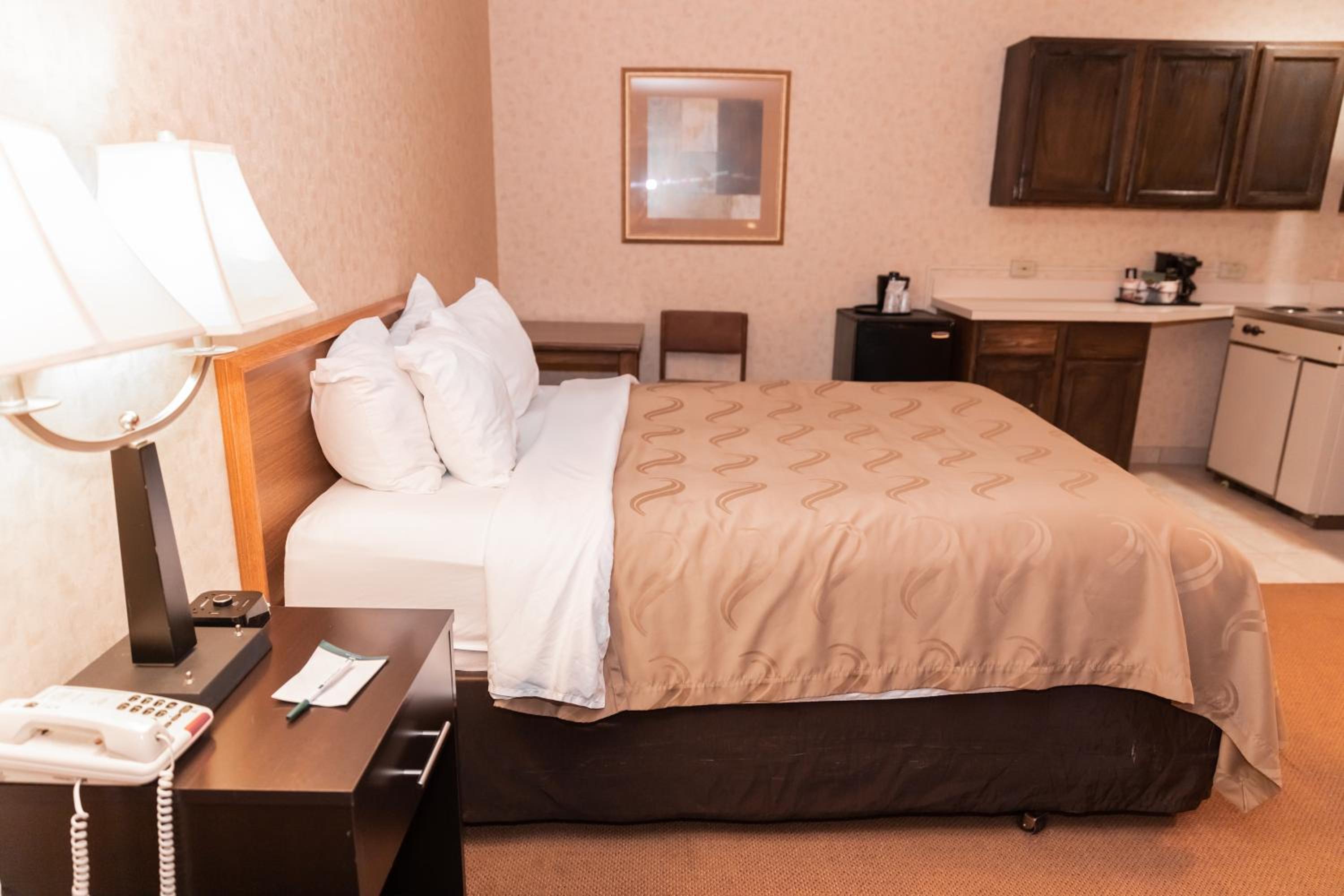 King Room - Non-Smoking - Photo 5