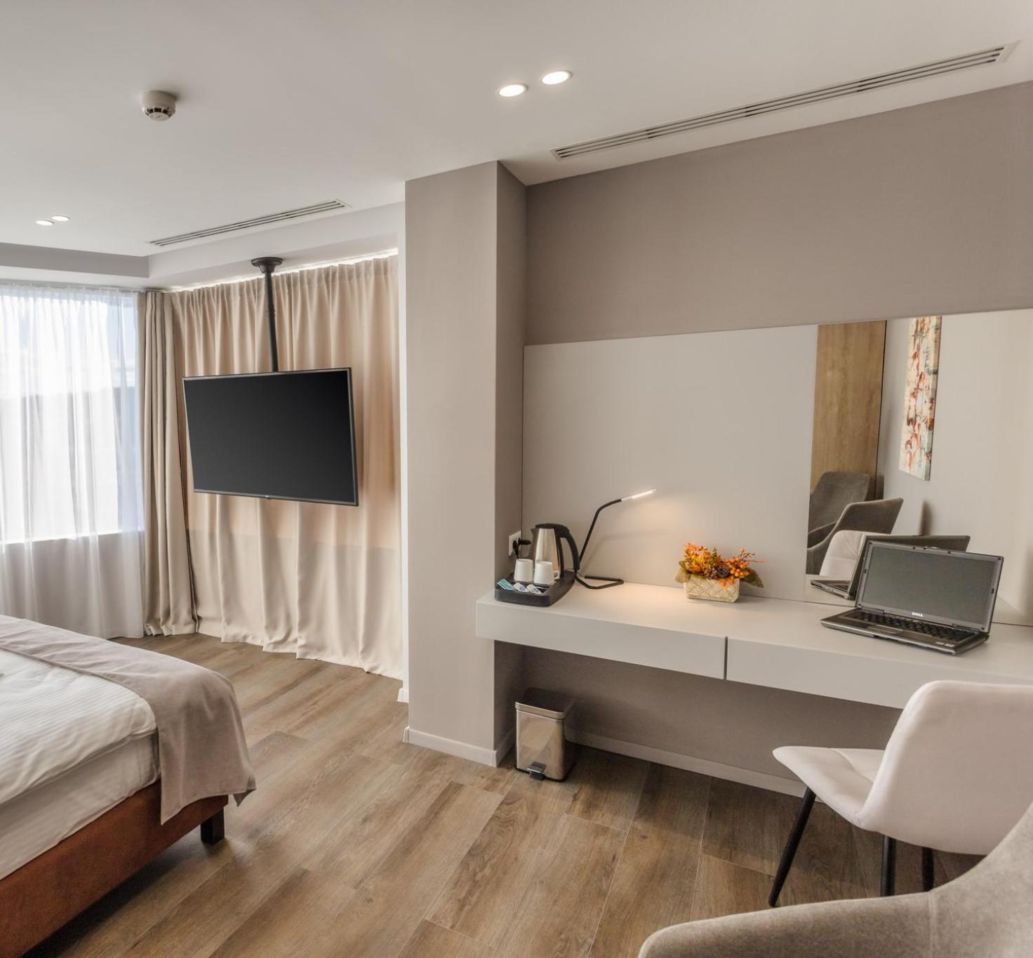 Superior King Room - Photo 9