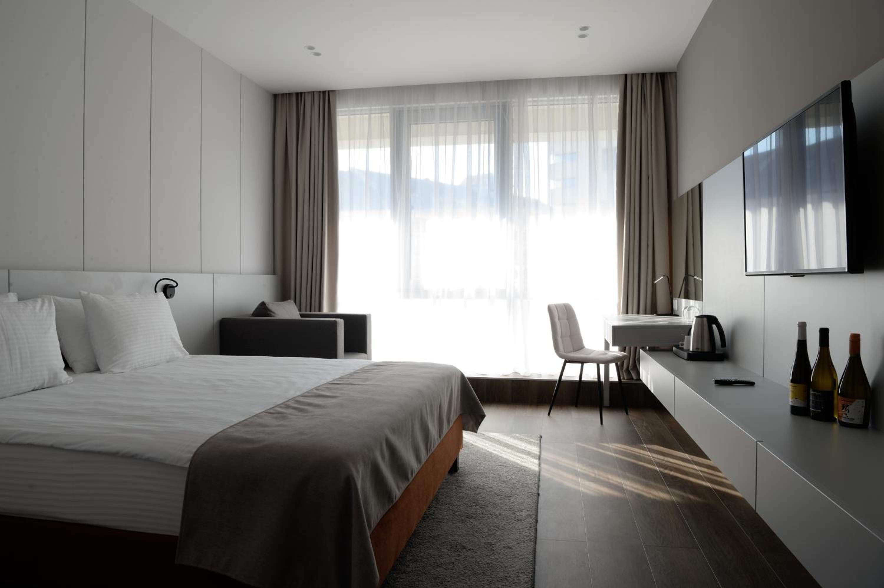 Superior King Room - Photo 12