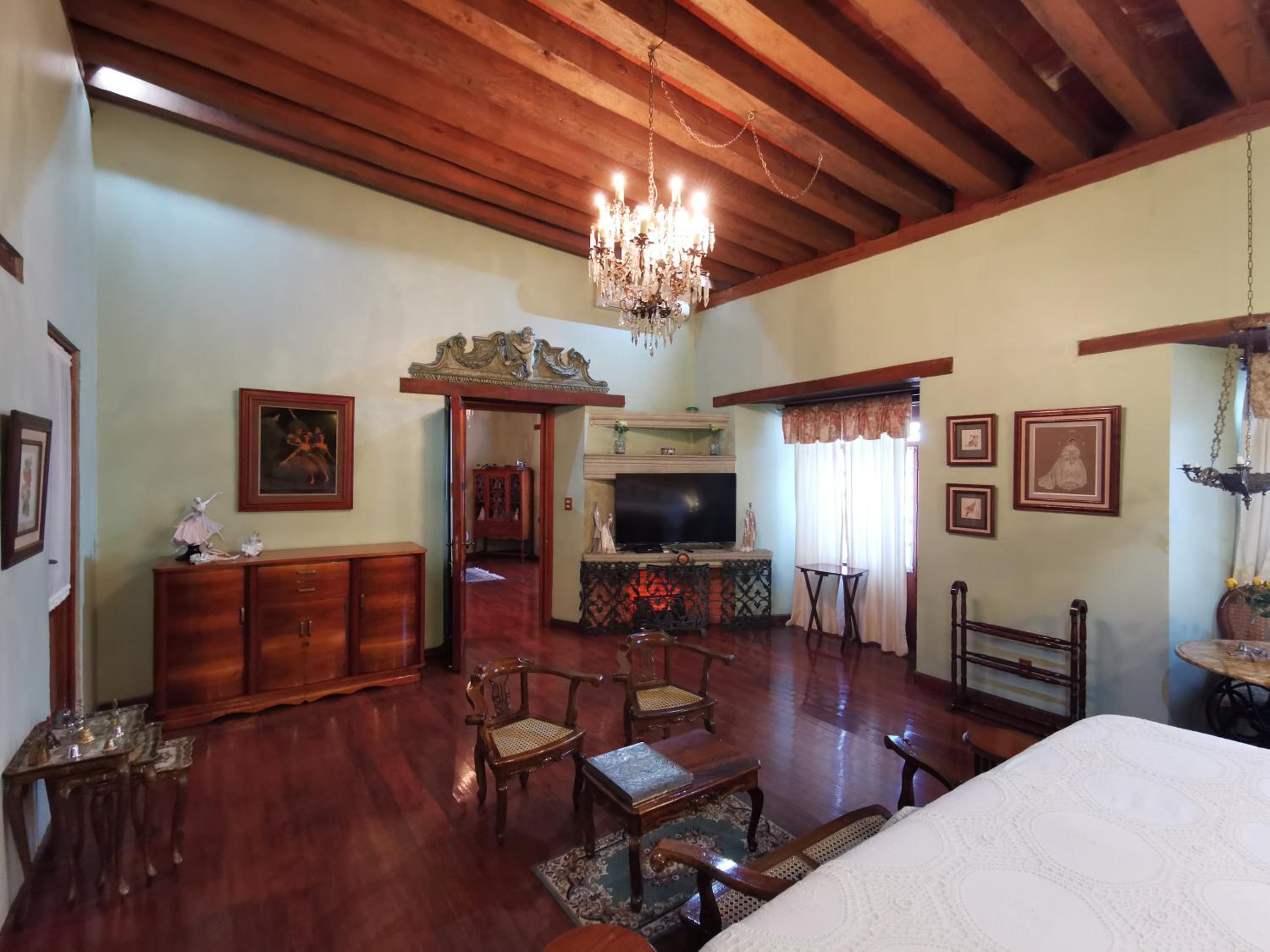 Deluxe Suite - Photo 6