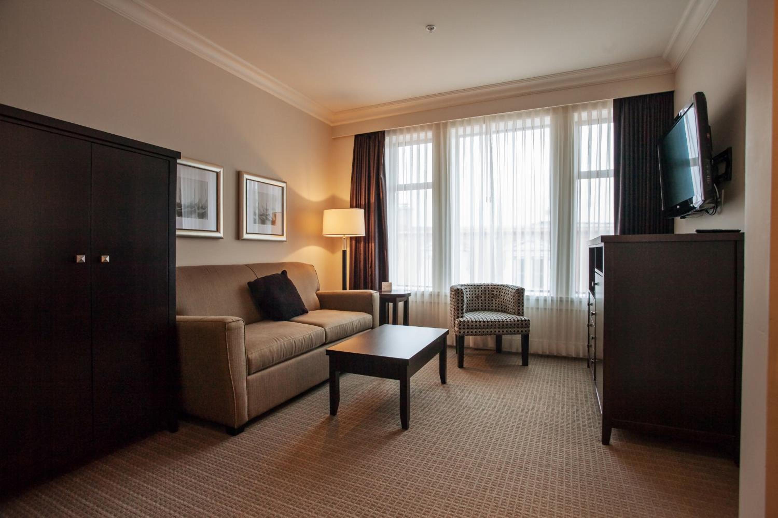 Superior Junior Queen Suite - Photo 3