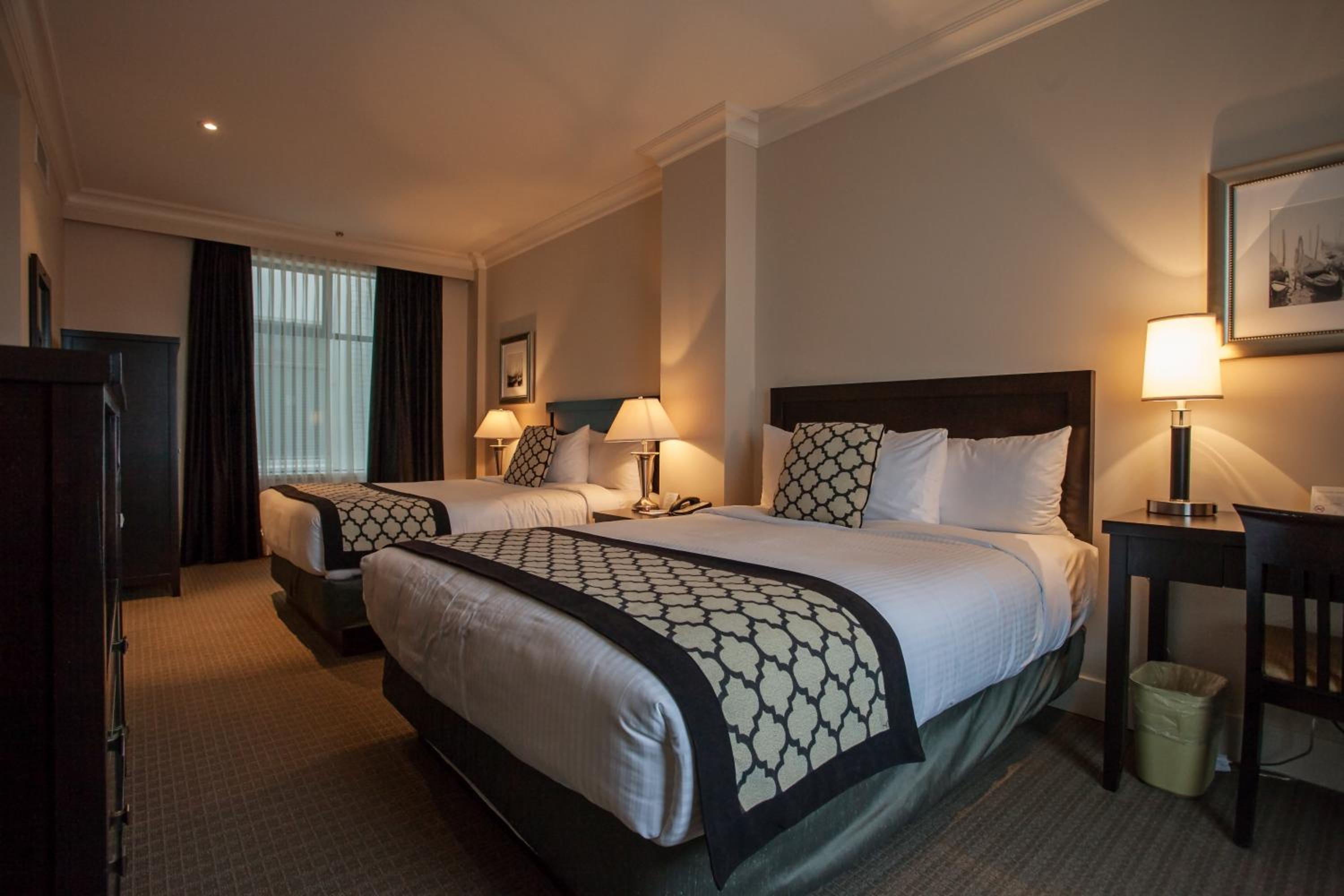 Queen Room with Two Queen Beds - Photo 7
