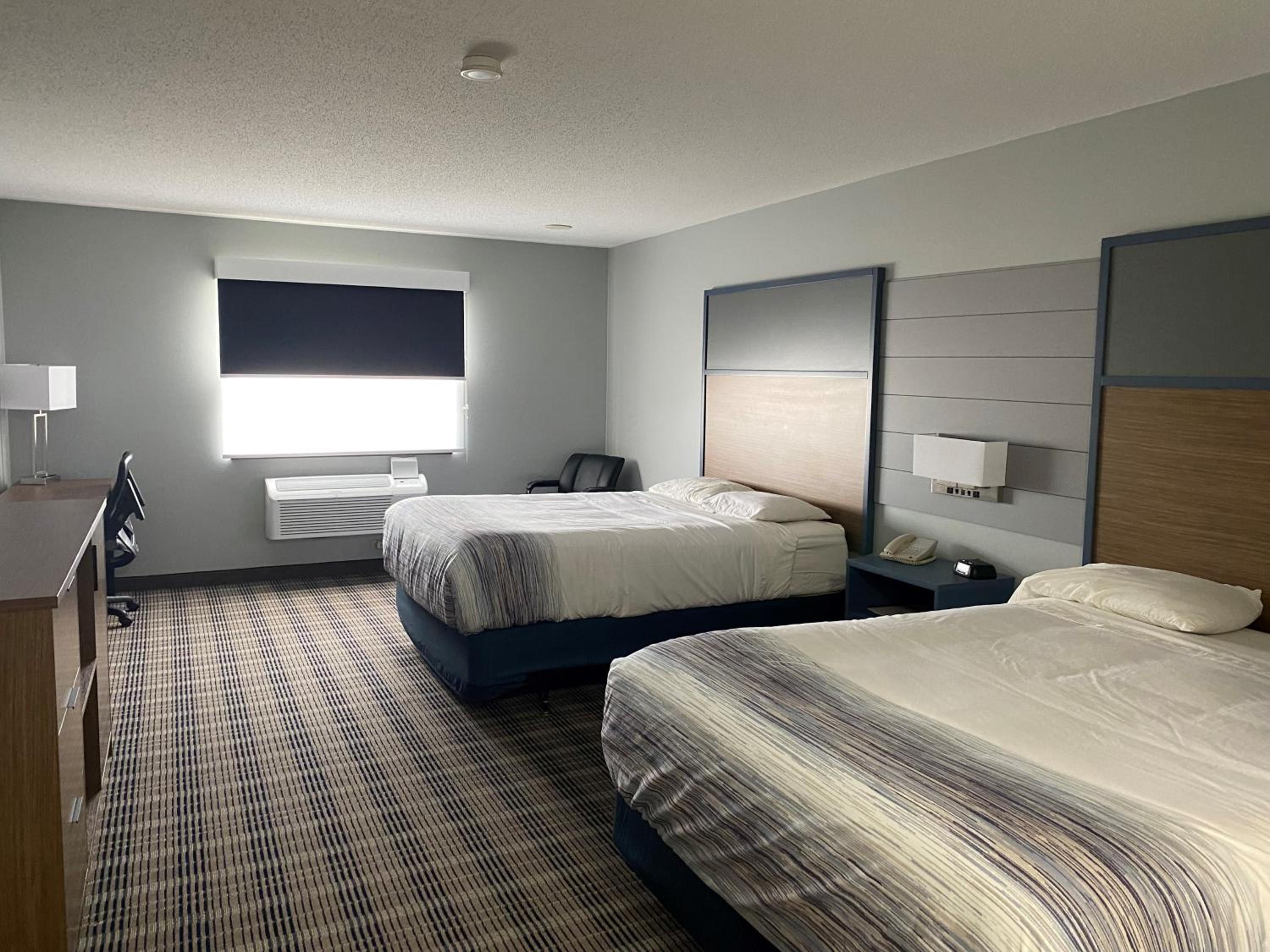 Queen Room with Two Queen Beds - Non-Smoking - Photo 1