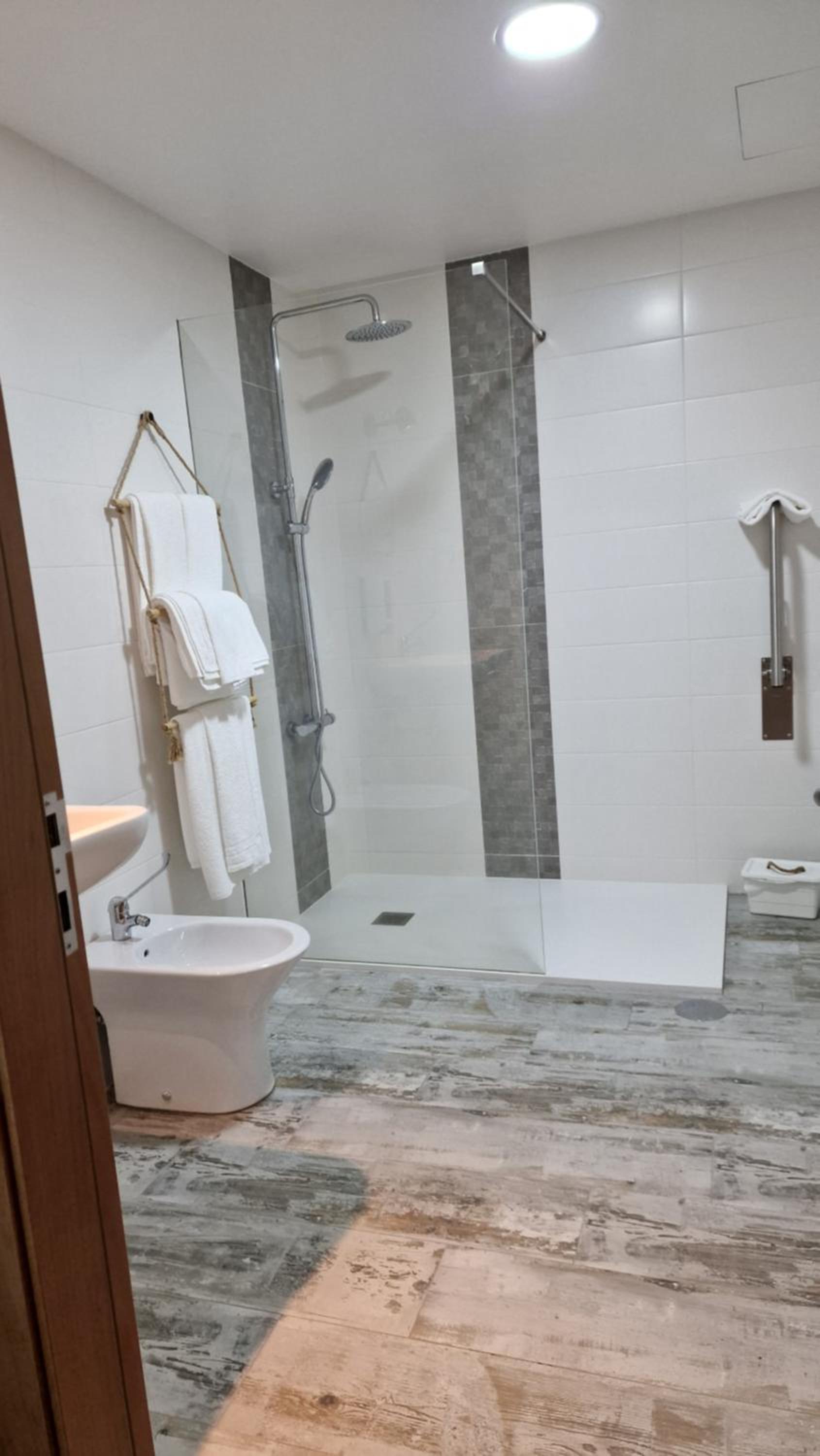 Double Room with Private Bathroom - Photo 11