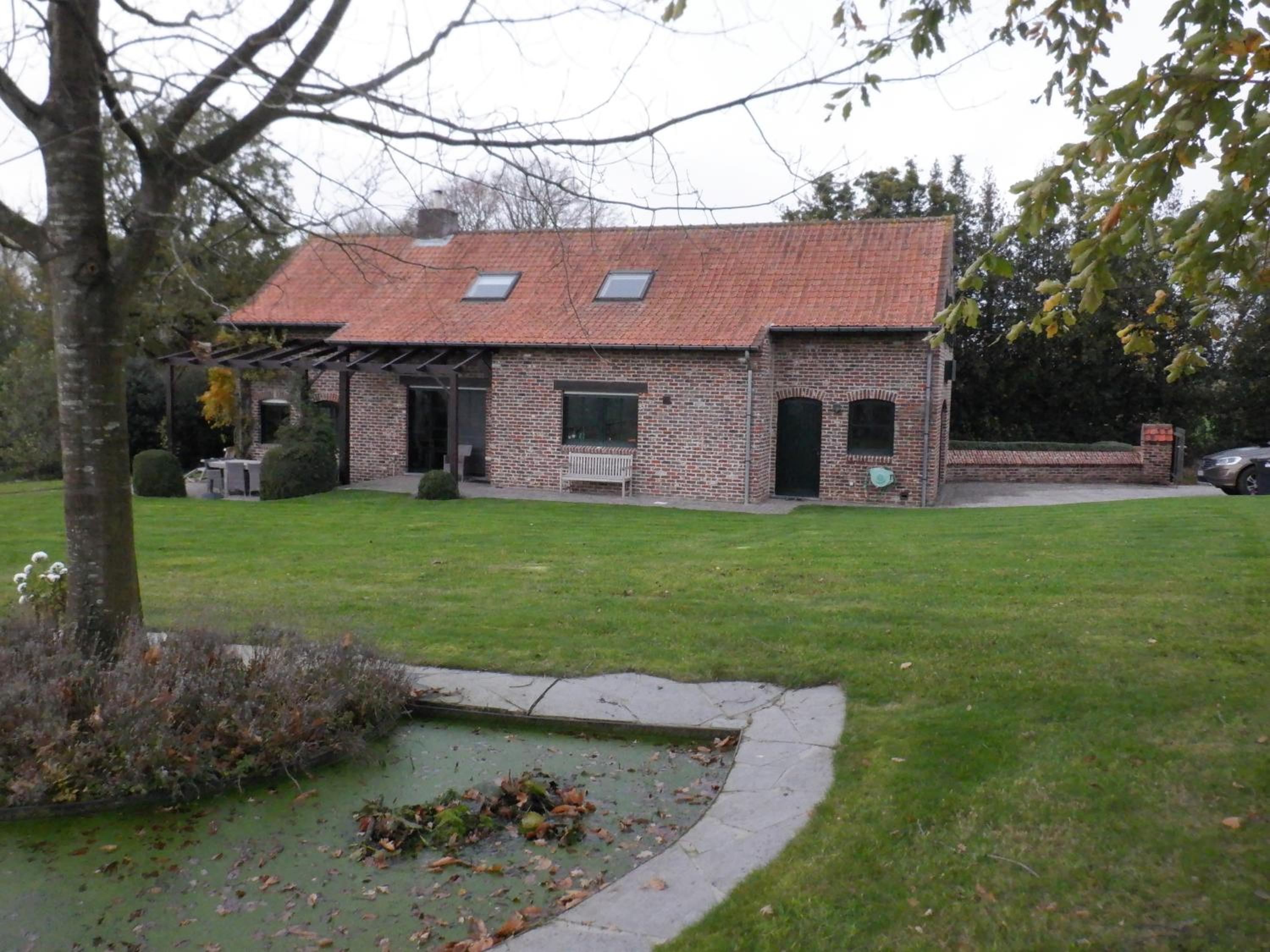Six-Bedroom House photo 2