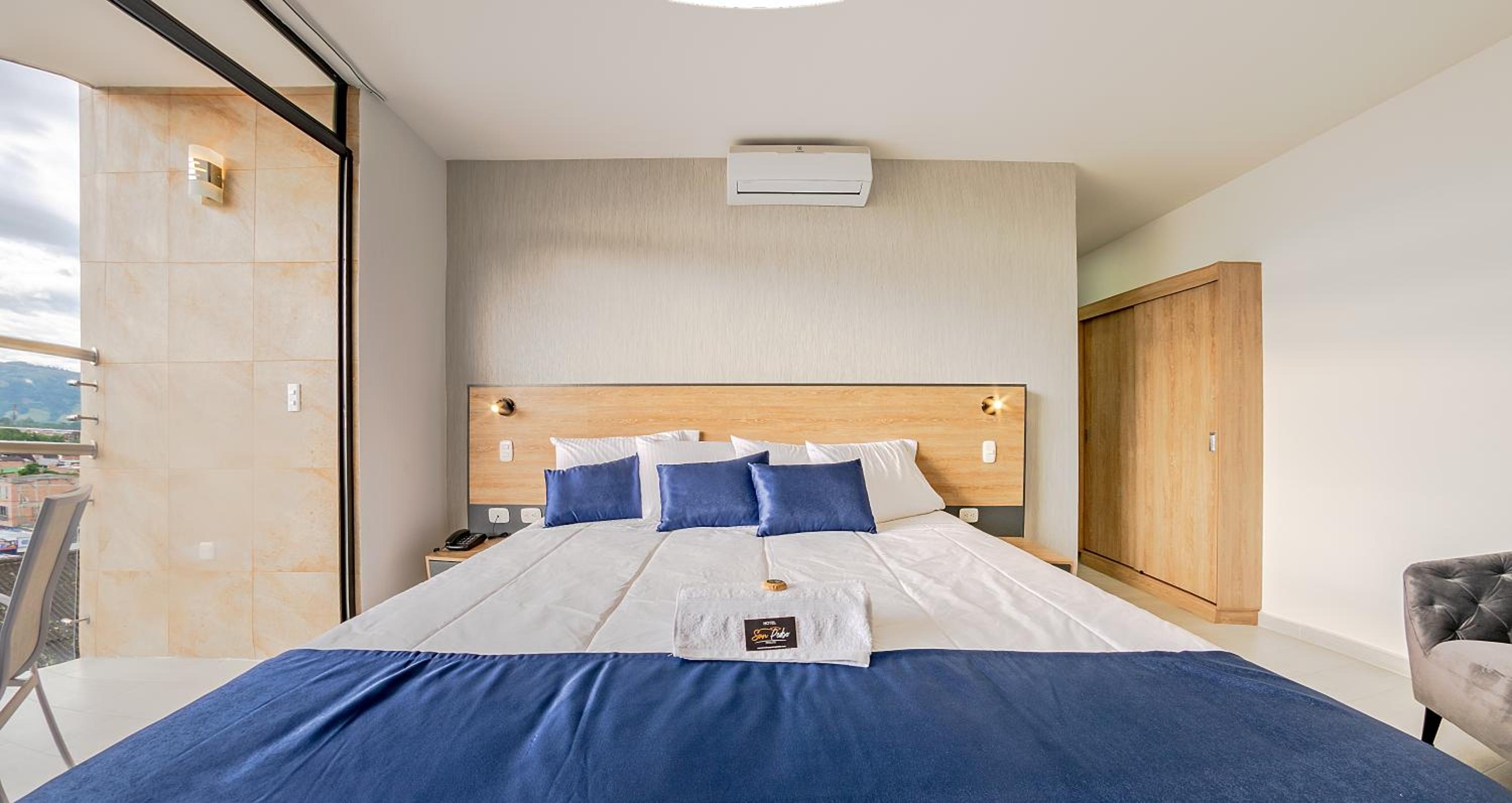 Deluxe Suite with Spa Bath photo 2