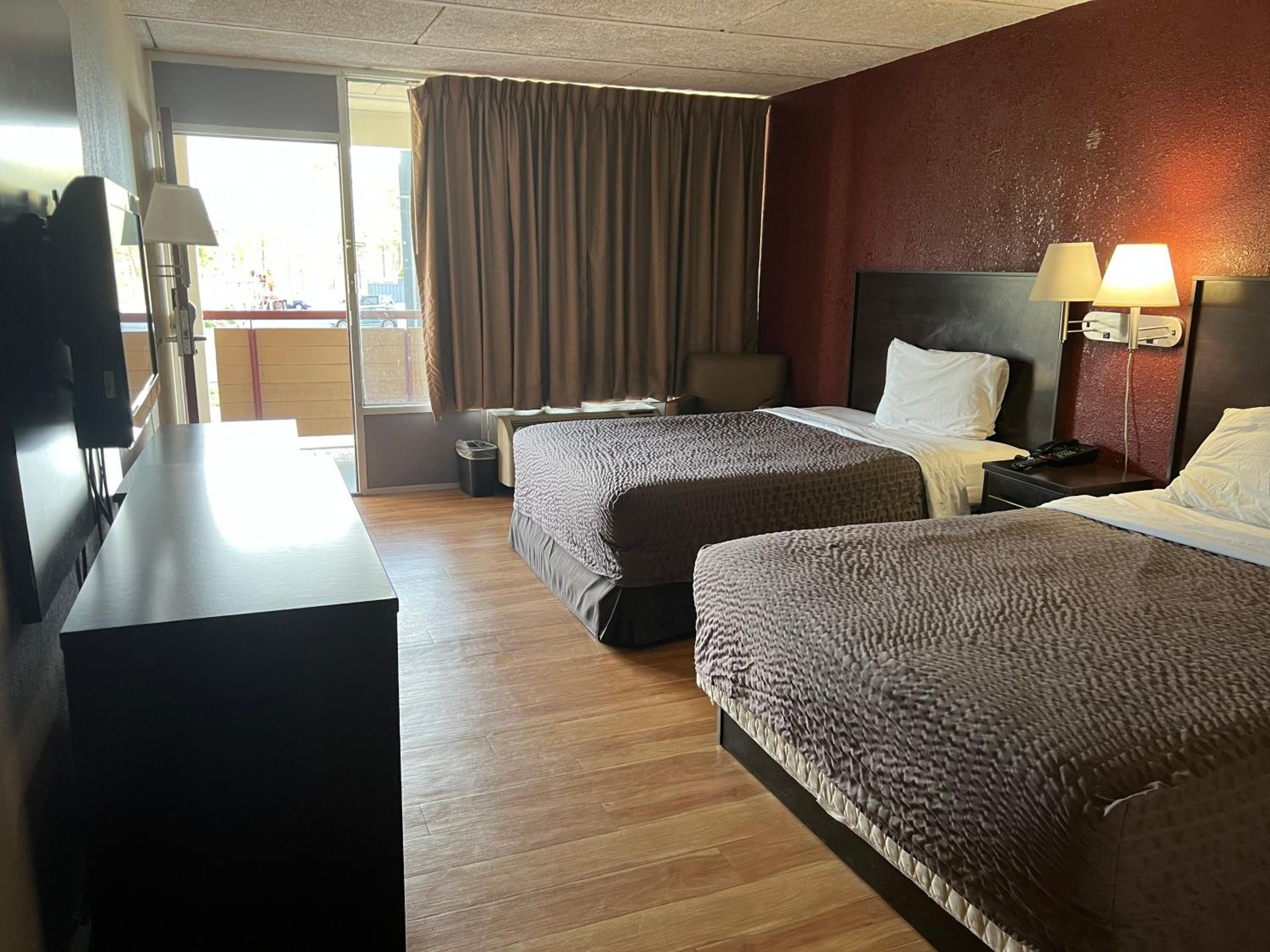 Queen Room with Two Queen Beds (Non Smoking) photo 2