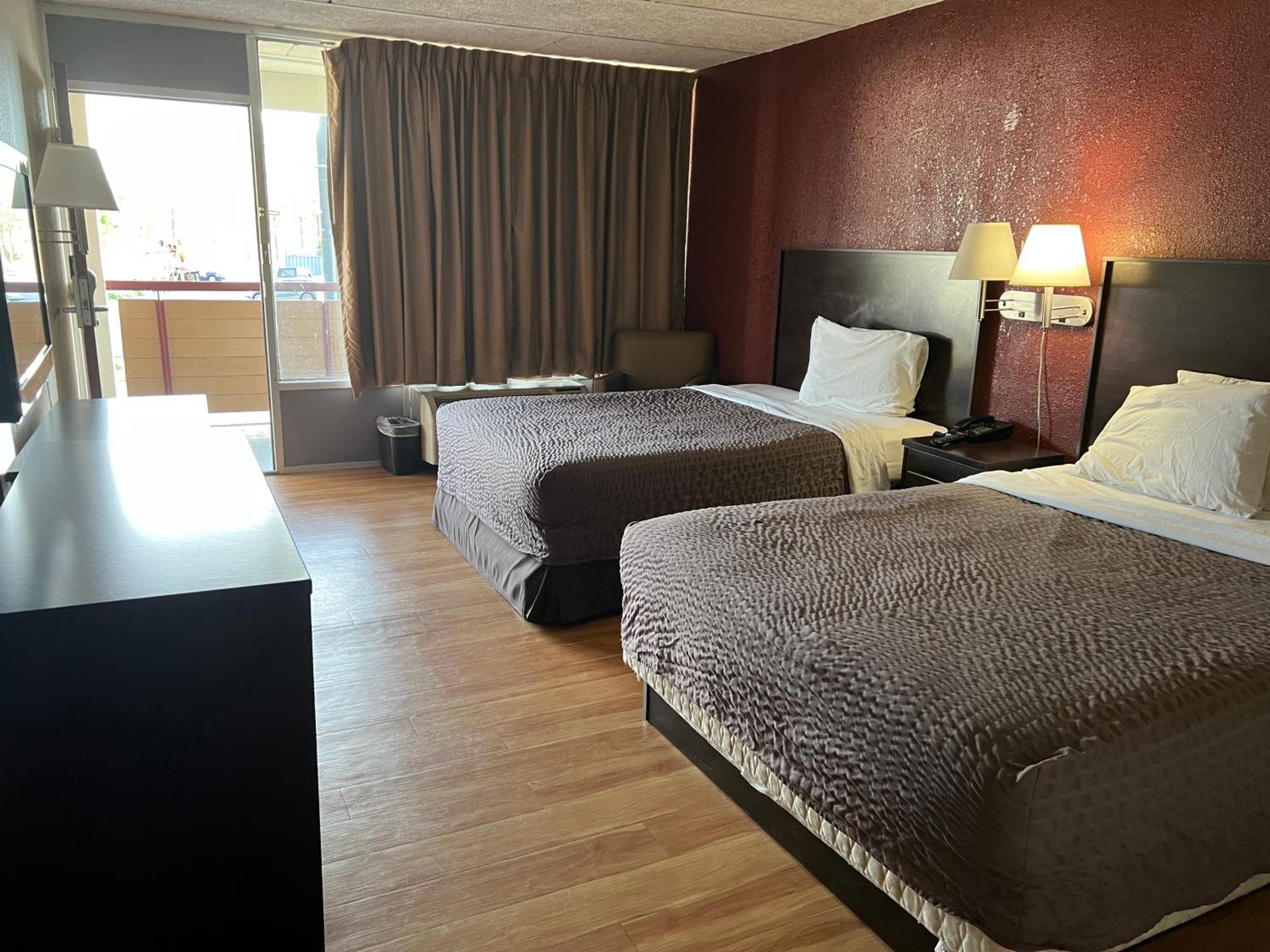 Queen Room with Two Queen Beds (Smoking) photo 1