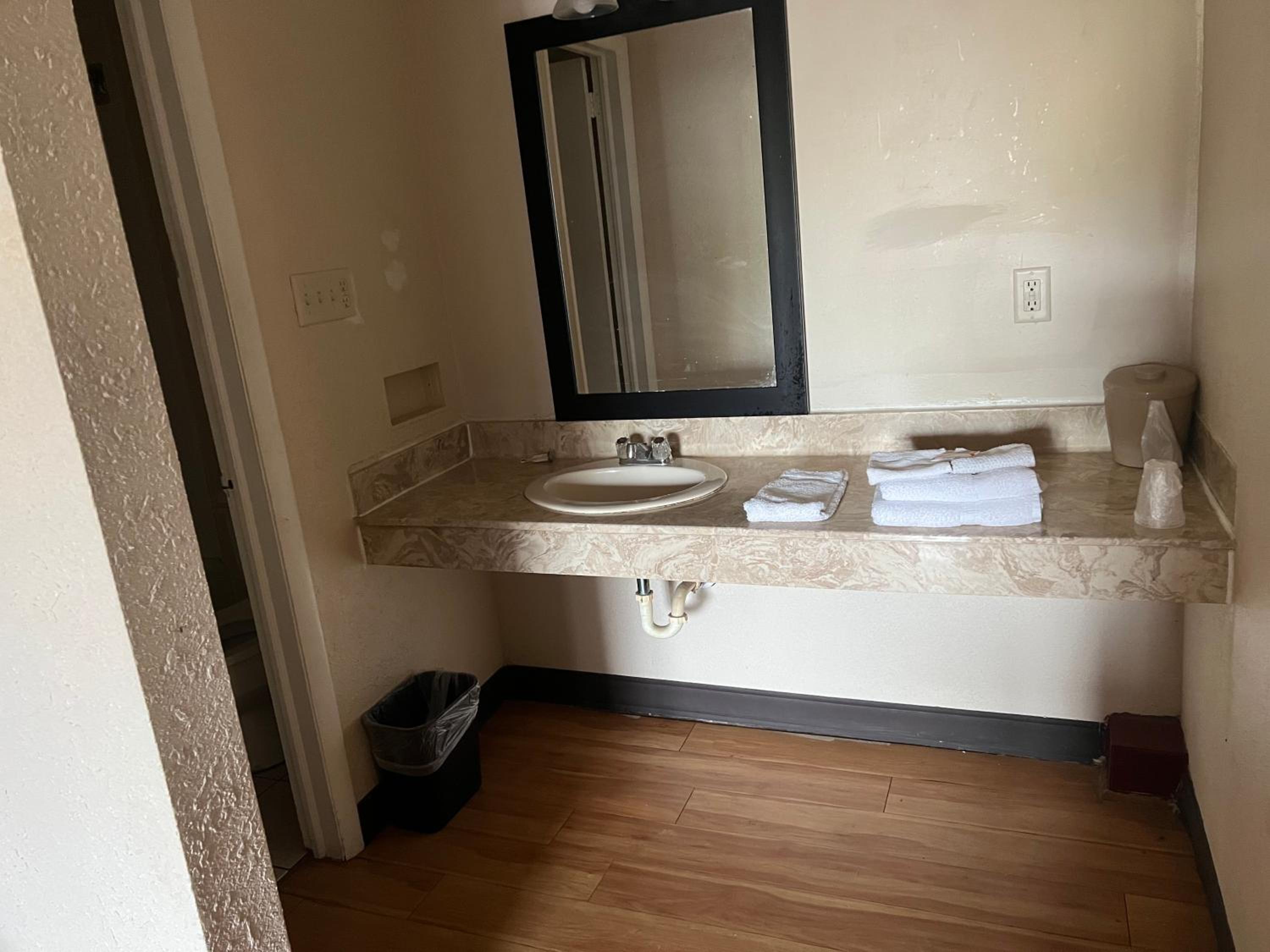 Queen Room with Two Queen Beds (Smoking) photo 2