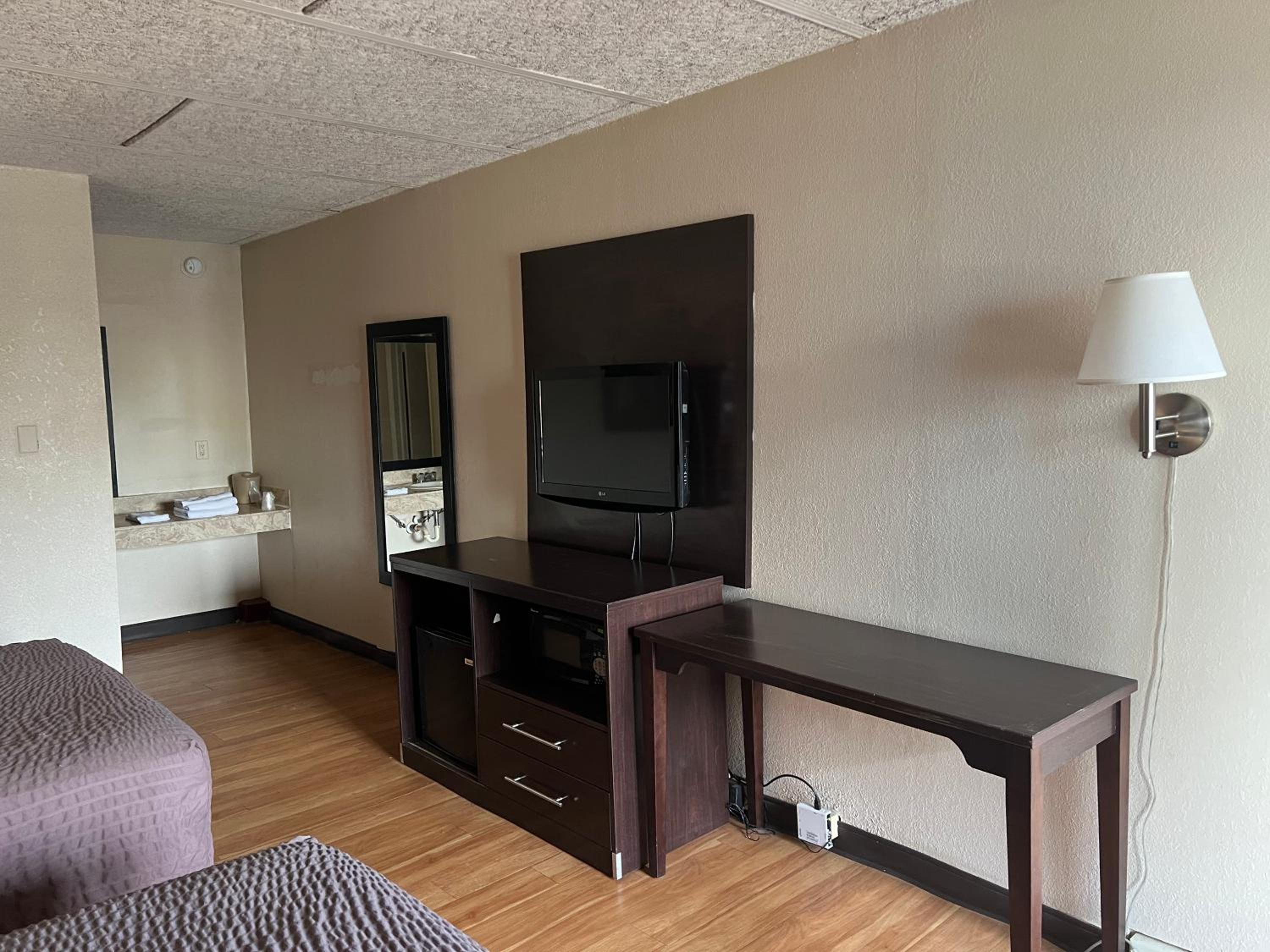 Queen Room with Two Queen Beds (Non Smoking) photo 1