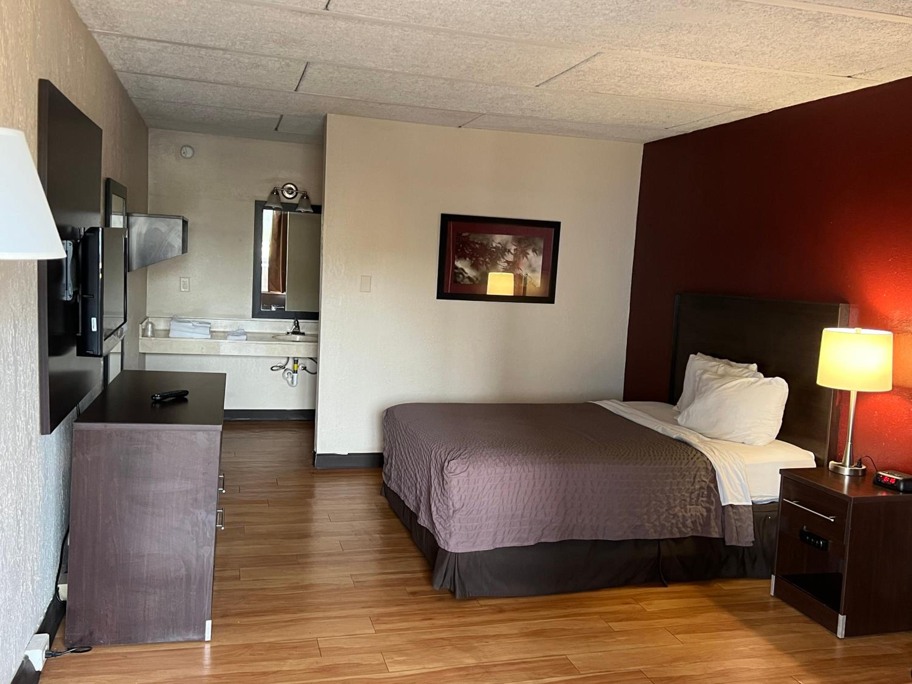 Queen Room with One Queen Bed (Smoking) photo 1