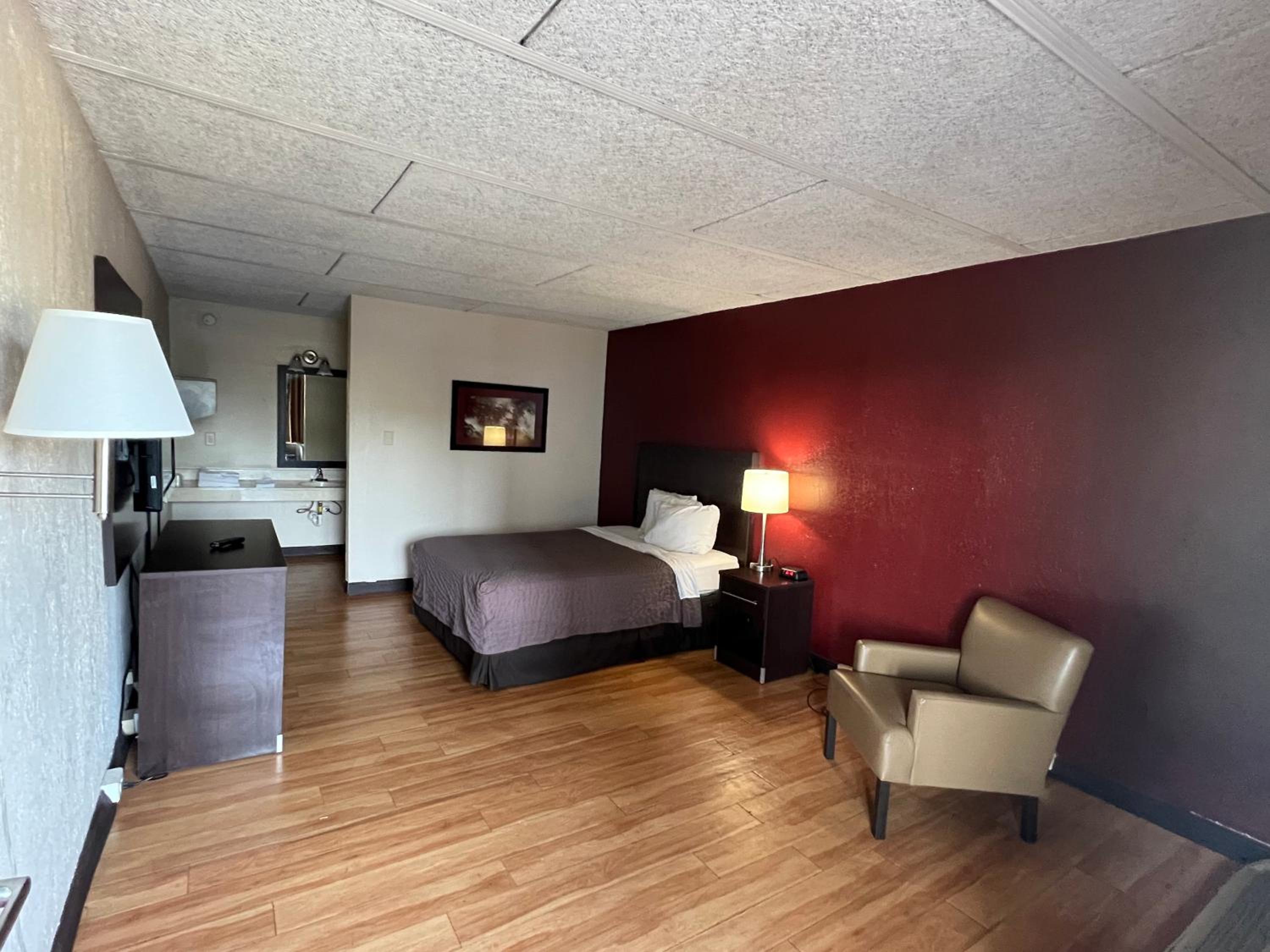 Queen Room with One Queen Bed (Non Smoking) photo 3