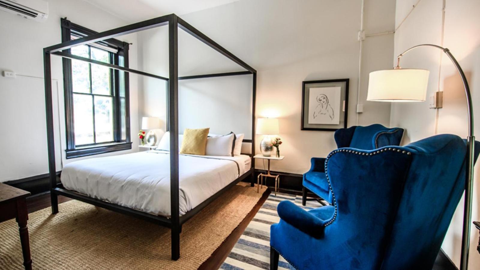 King Room with Balcony - Photo 3