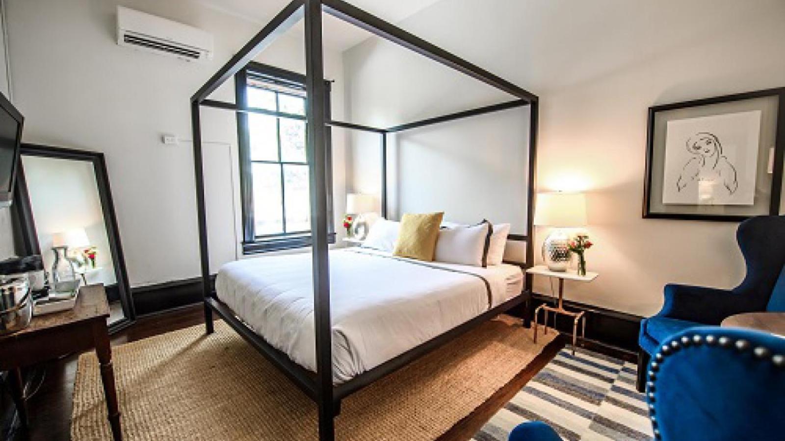 King Room with Balcony - Photo 1