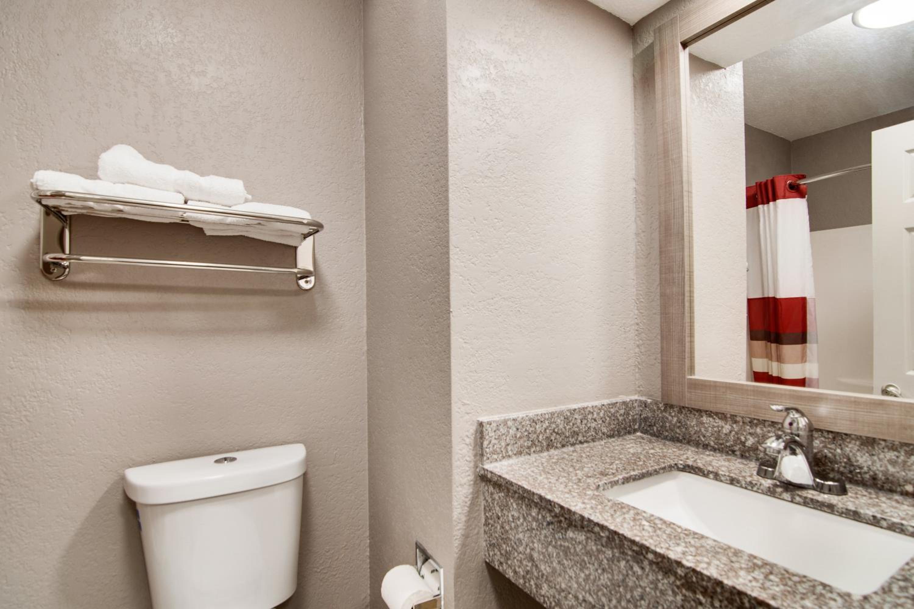 Deluxe King Room Disability Access Roll-in Shower Non-Smoking photo 3