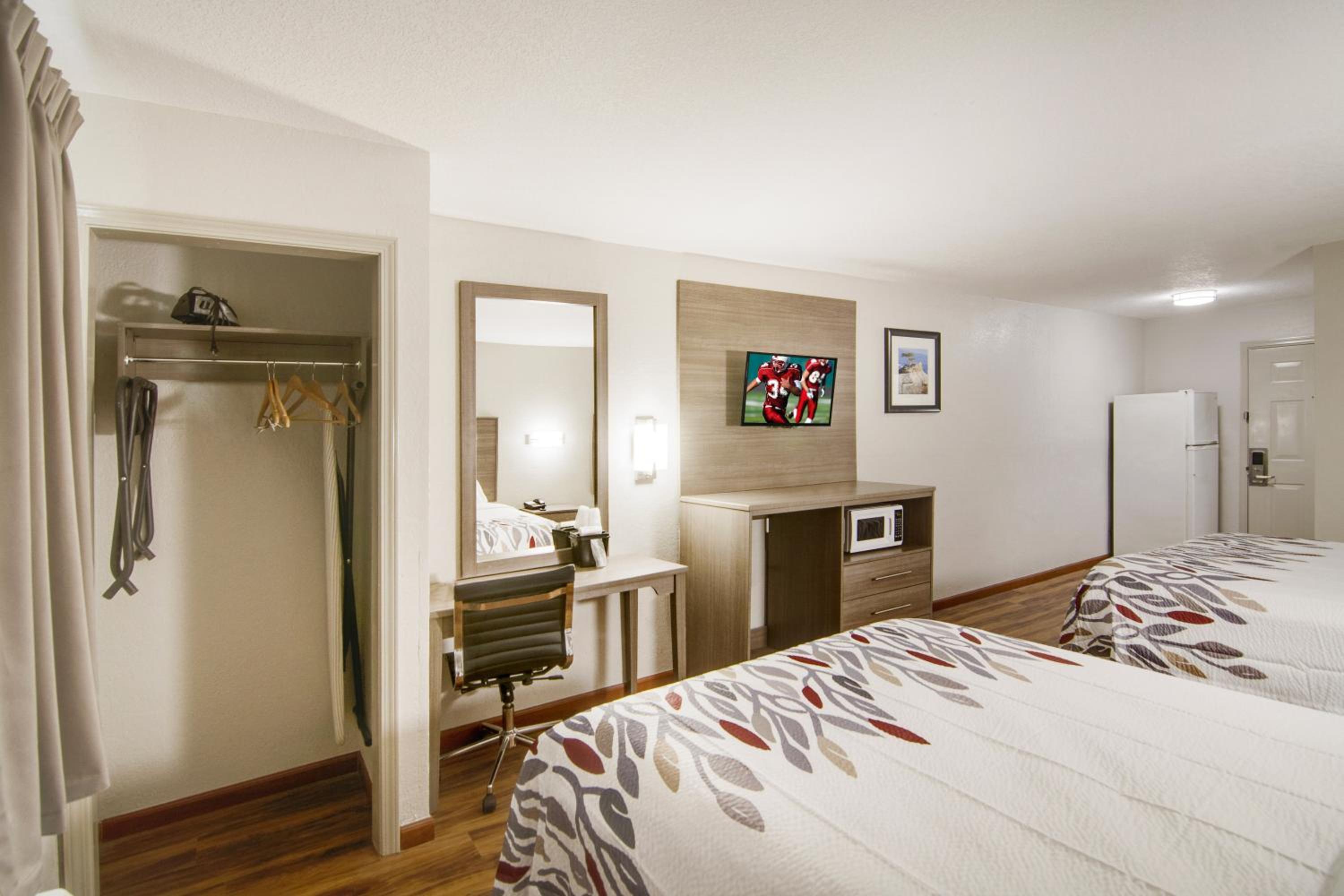 Deluxe Room with Two Queen Beds Non-Smoking photo 3