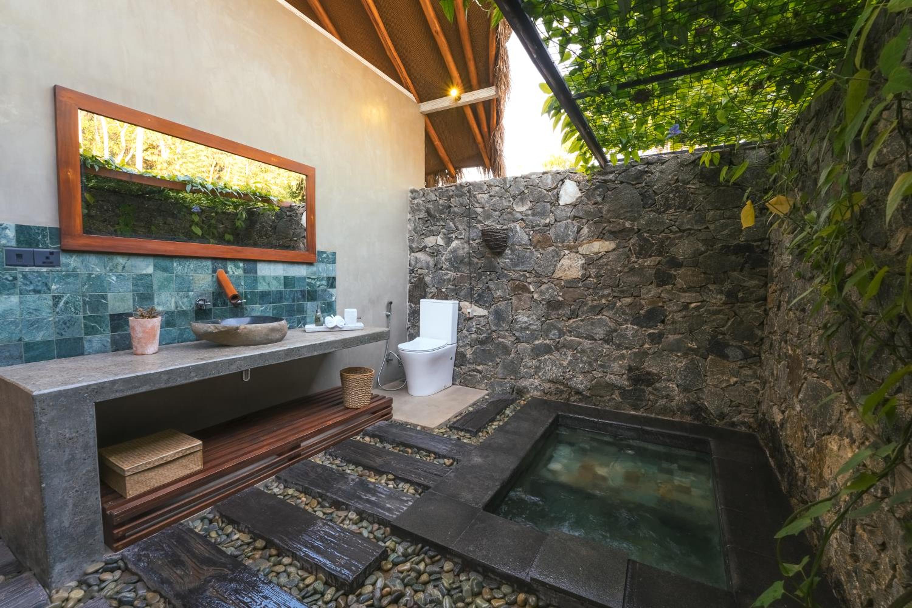 Deluxe Double or Twin Room with Pool Access photo 2
