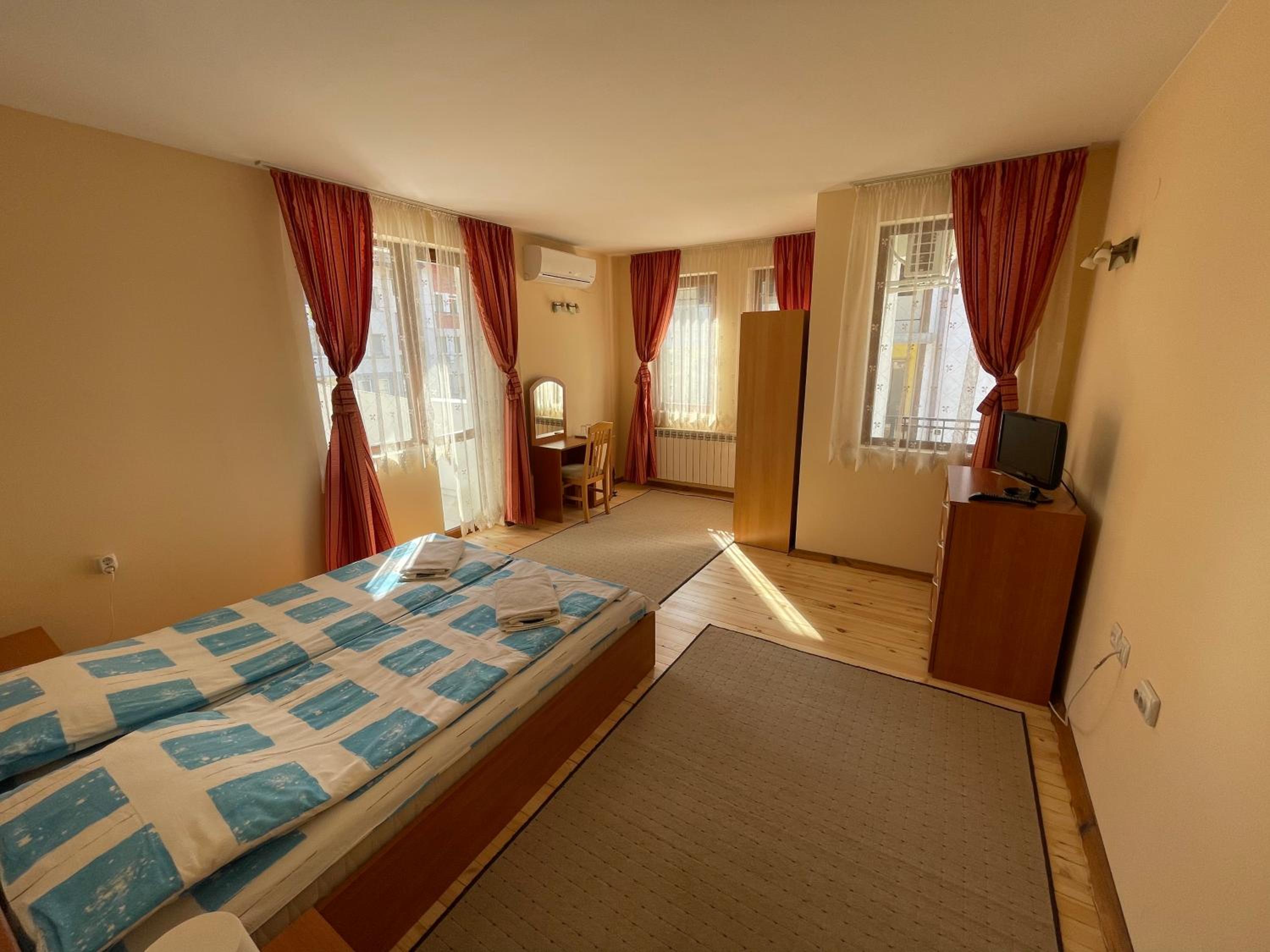 One-Bedroom Suite with Balcony - Photo 4