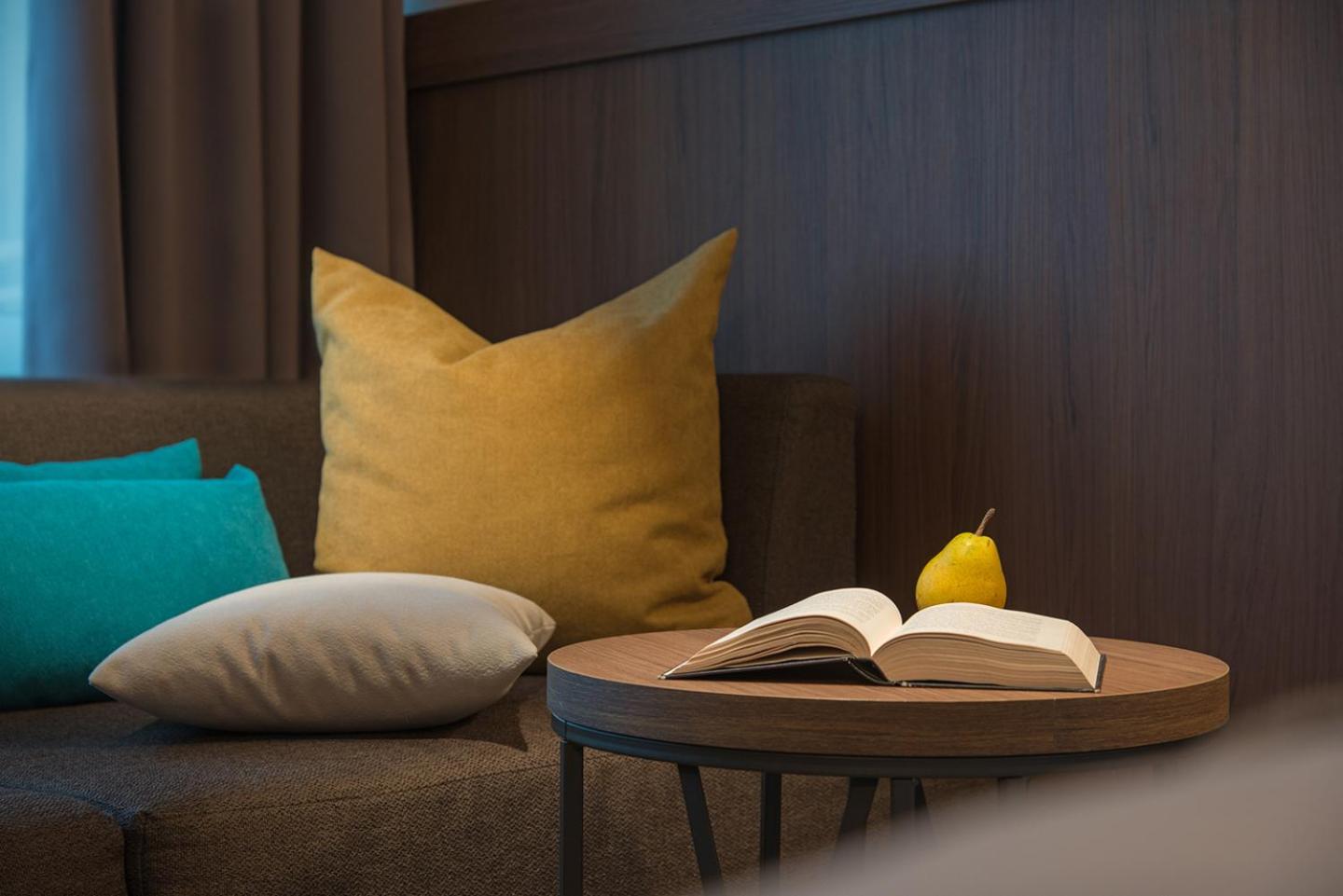 Deluxe Twin Room with Street View and Balcony - Free Pool Access & Free WiFI - Photo 6
