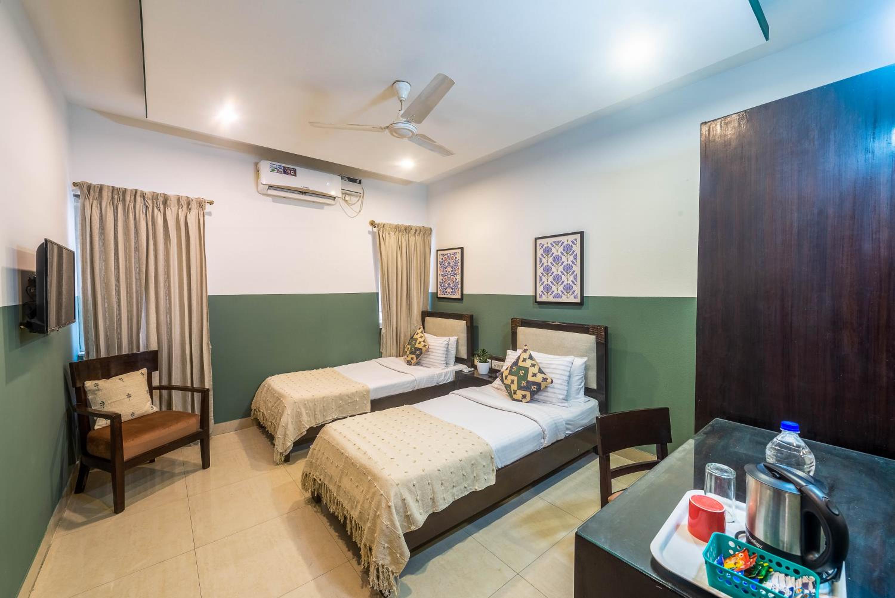 Standard Twin Room - Photo 1