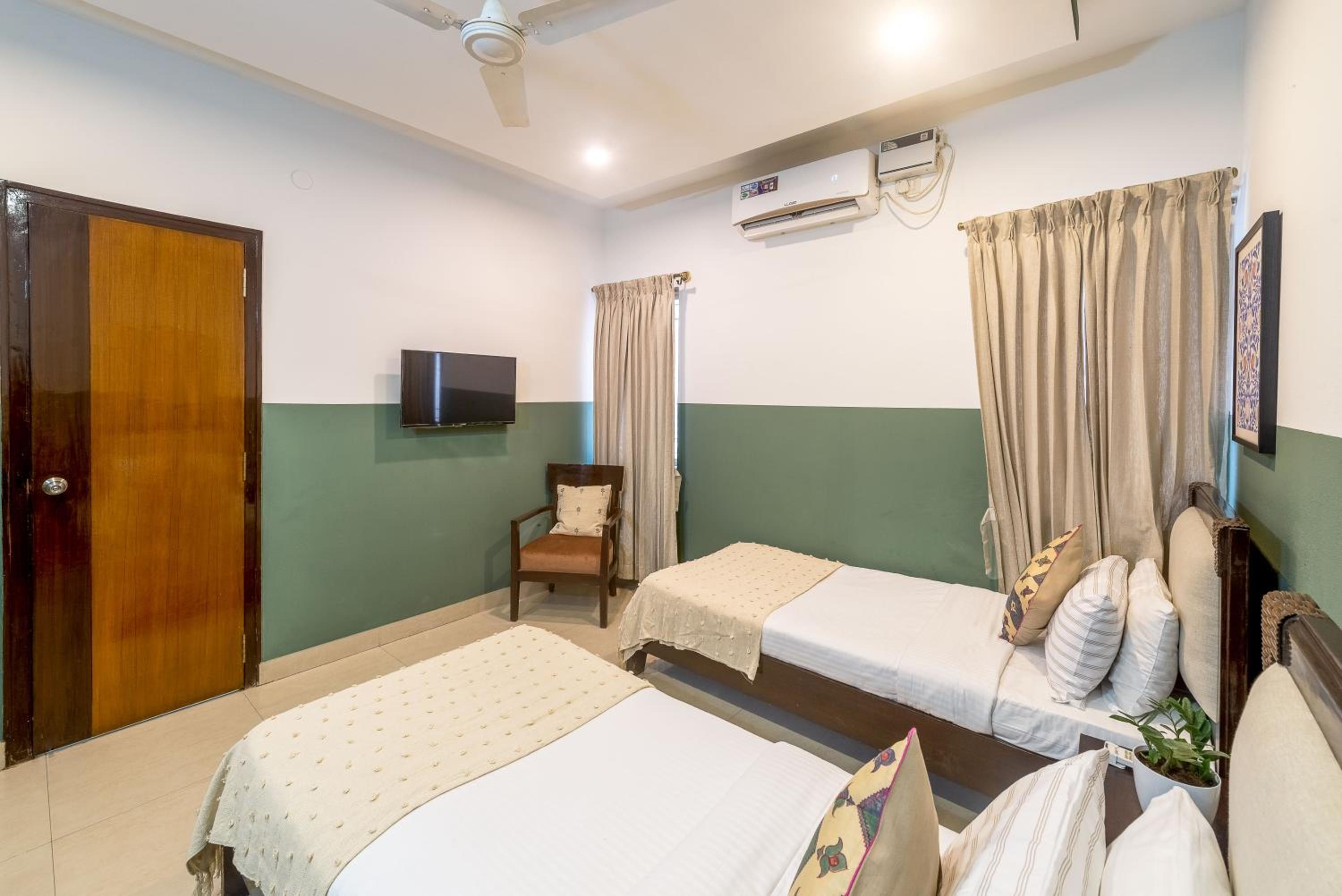 Deluxe Queen Room - Photo 1
